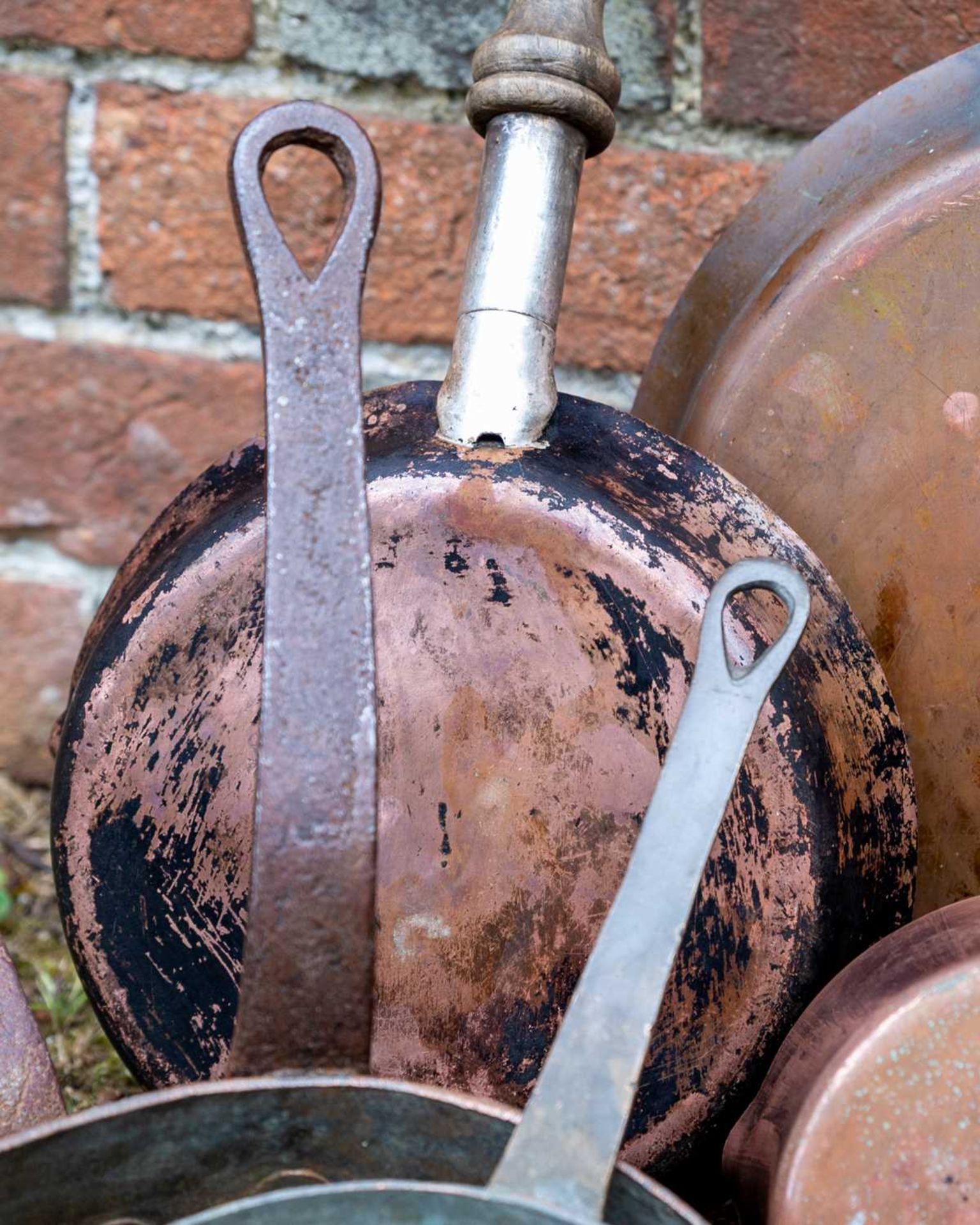 A group of copper saucepans, frying pans and further items, some with iron handles, some with wooden - Image 5 of 5