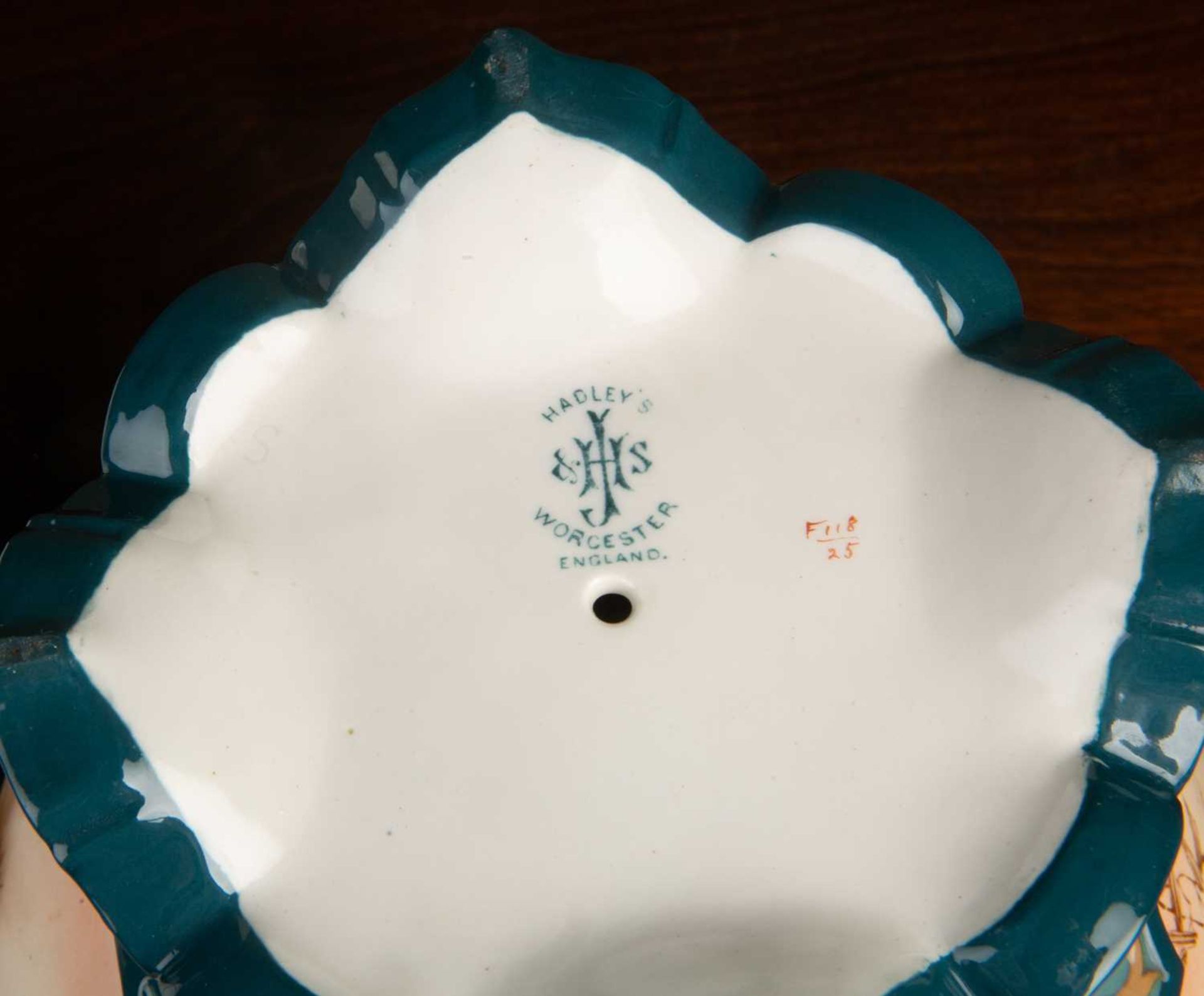 A Hadley's Worcester porcelain jardiniere with pierced rim and painted decoration of peacocks in - Image 4 of 5
