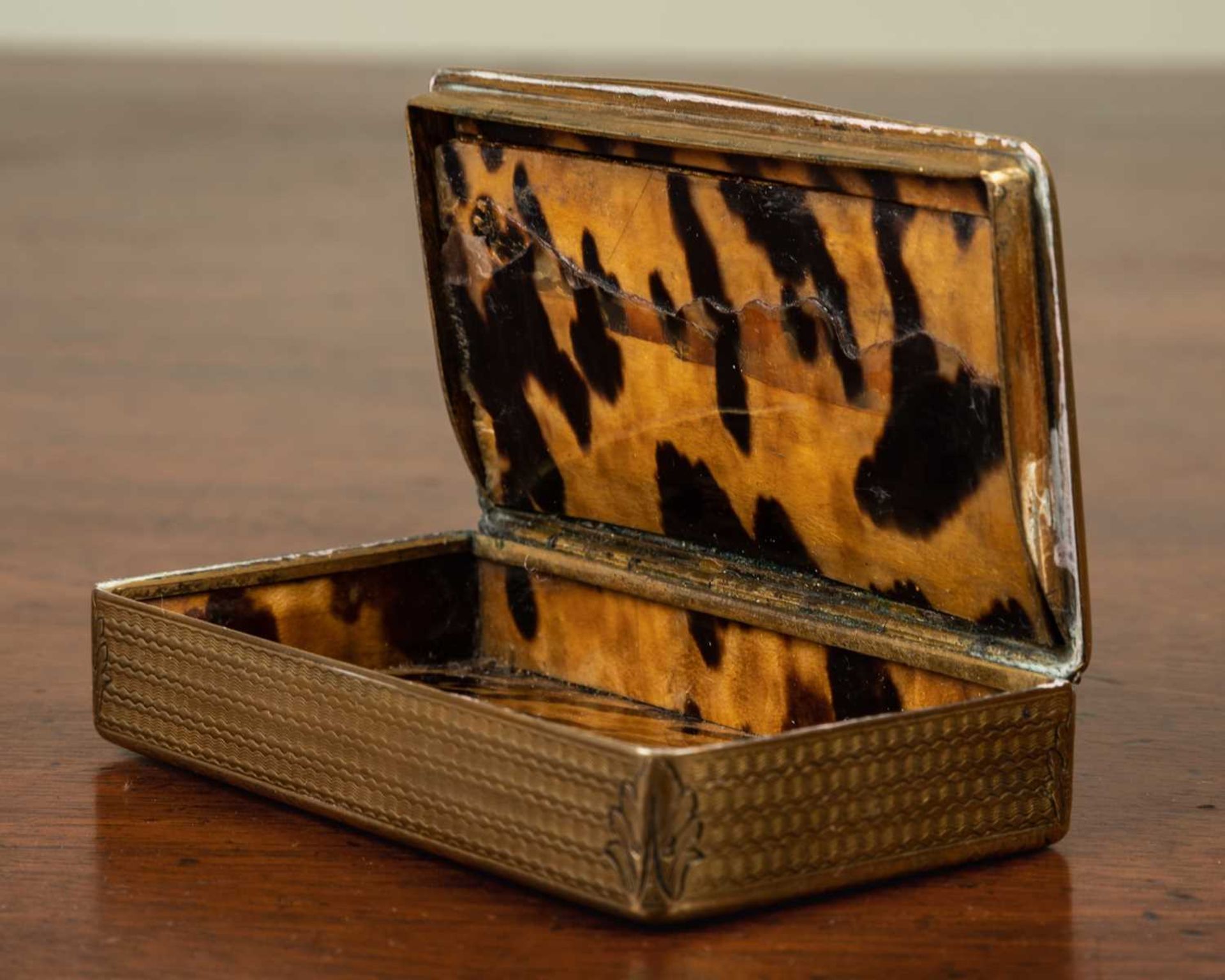 A 19th century French engraved brass snuff box with floral decoration to the lid and tortoiseshell - Image 4 of 4