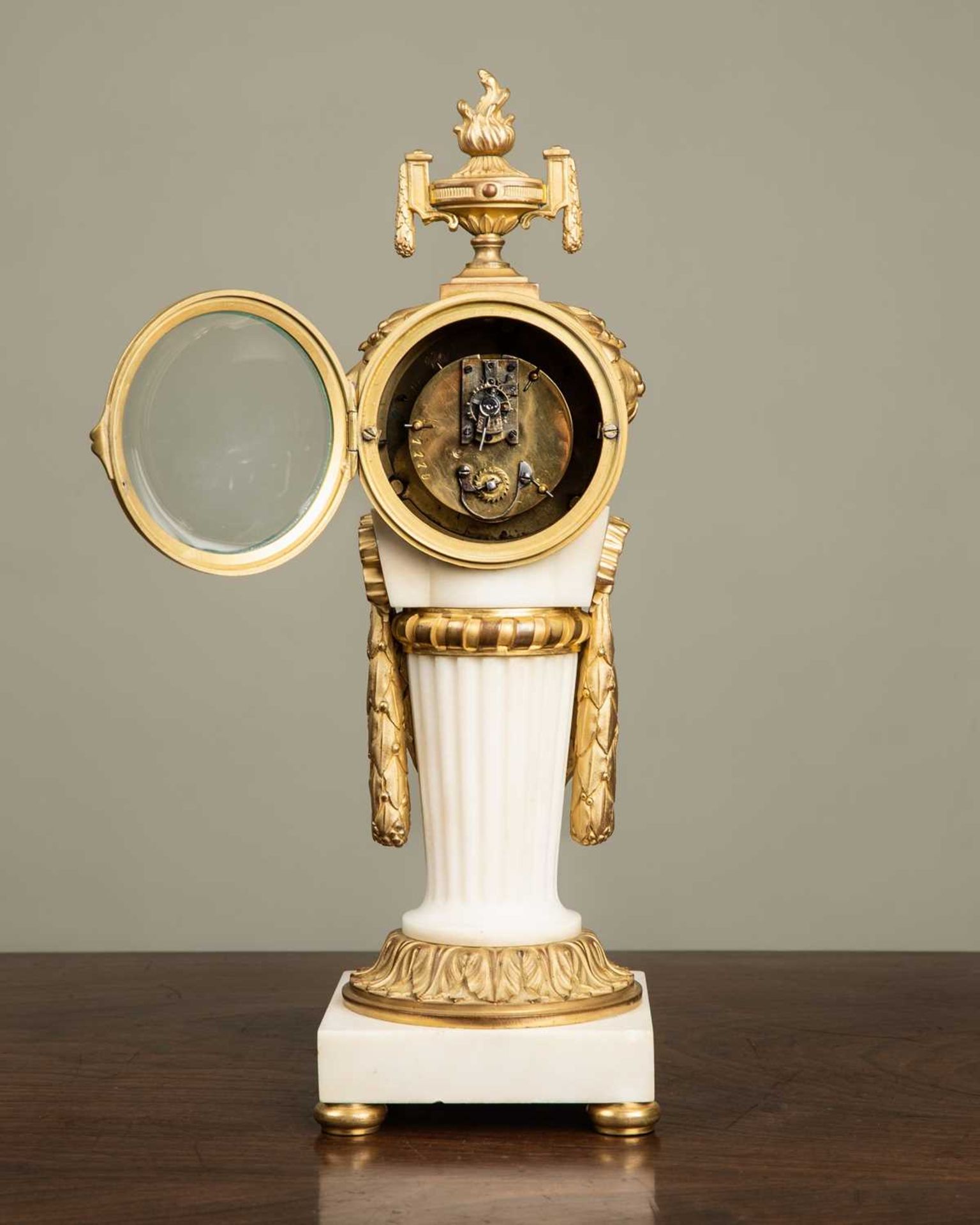 An early 20th century French ormolu and marble timepiece in the Classical style, with flaming vase - Image 4 of 4