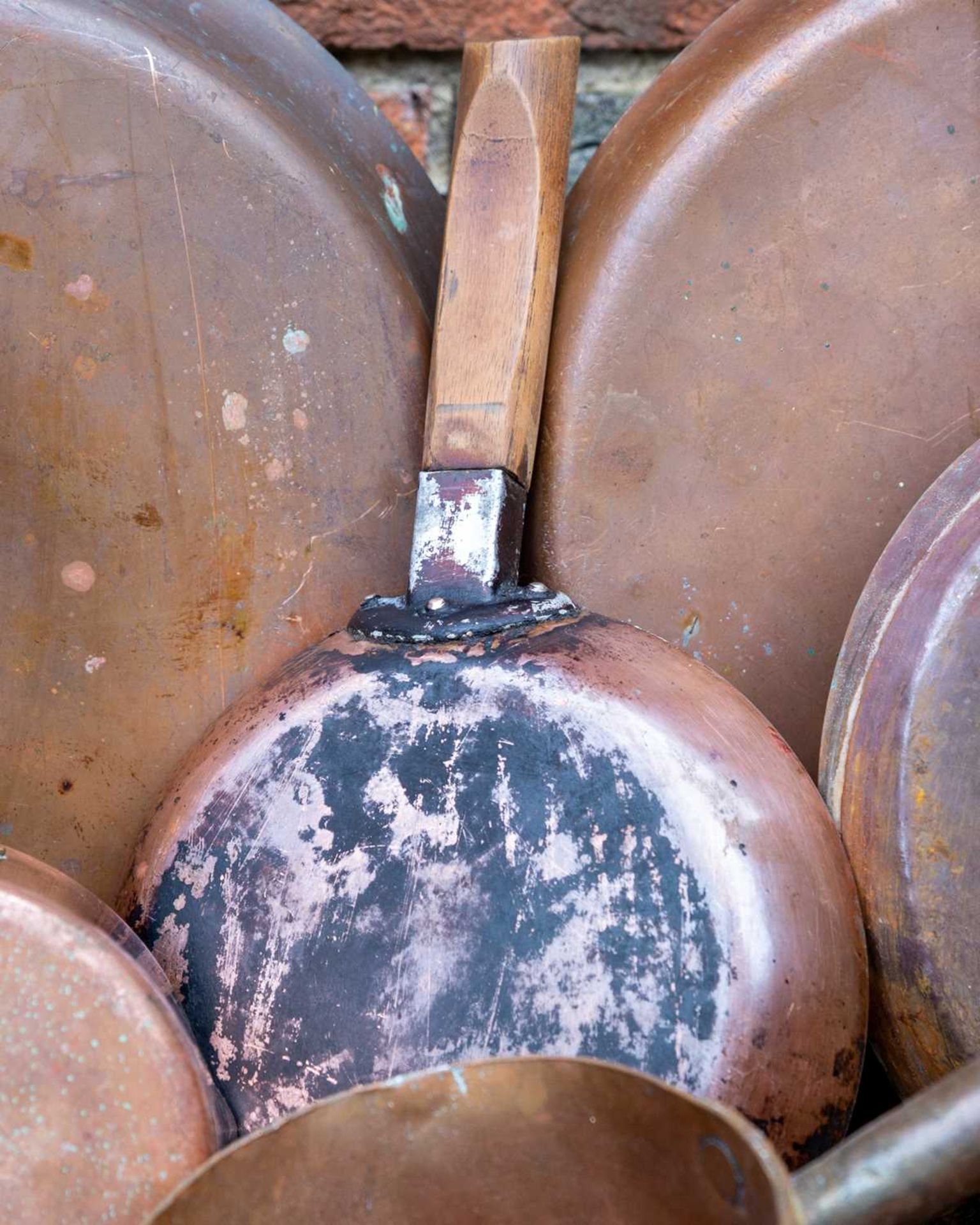A group of copper saucepans, frying pans and further items, some with iron handles, some with wooden - Image 2 of 5