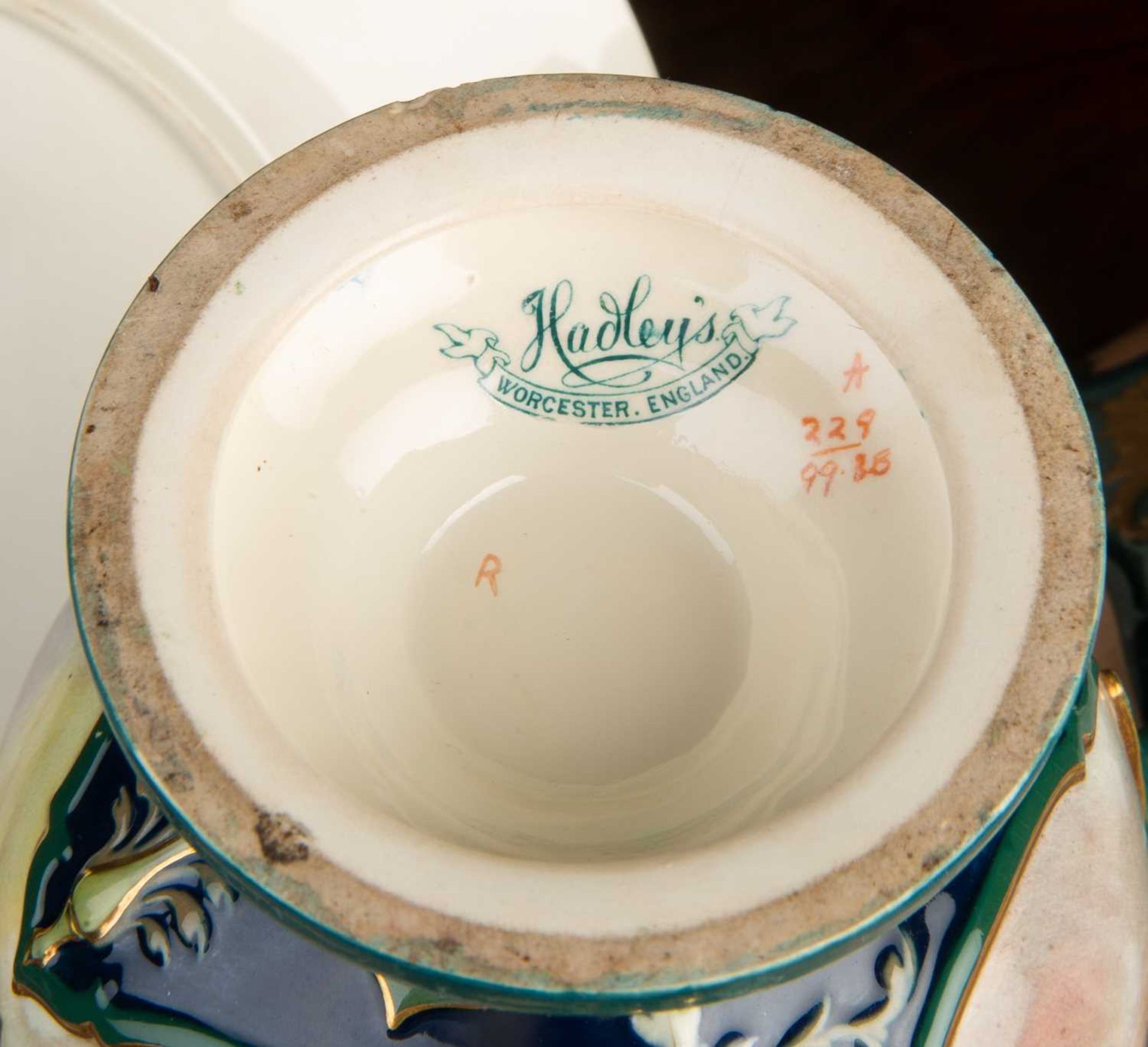 A Hadley's Worcester porcelain jardiniere with pierced rim and painted decoration of peacocks in - Image 5 of 5