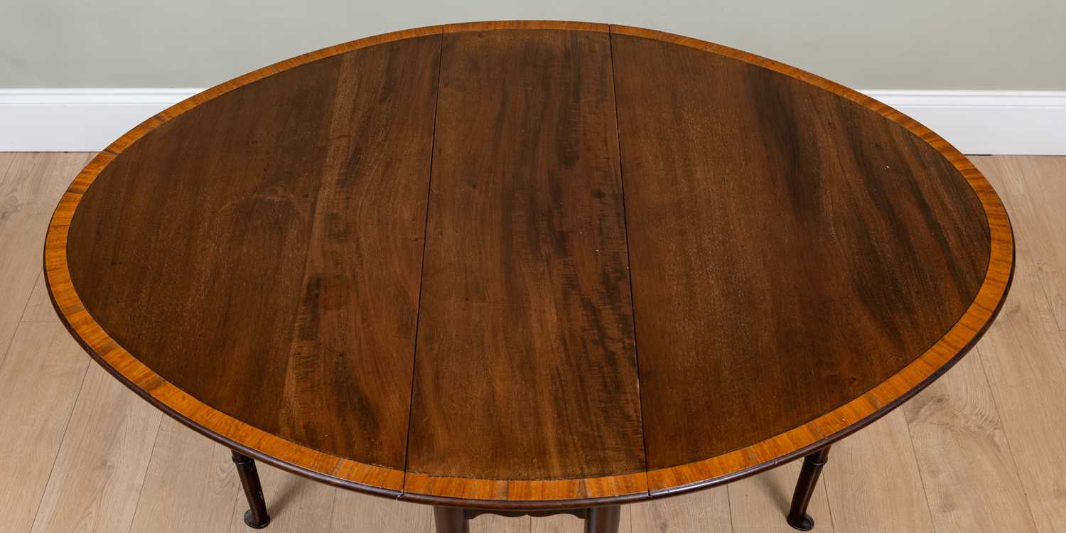 A 19th century mahogany drop leaf oval table with satinwood cross banded ornament and ring turned - Image 3 of 3