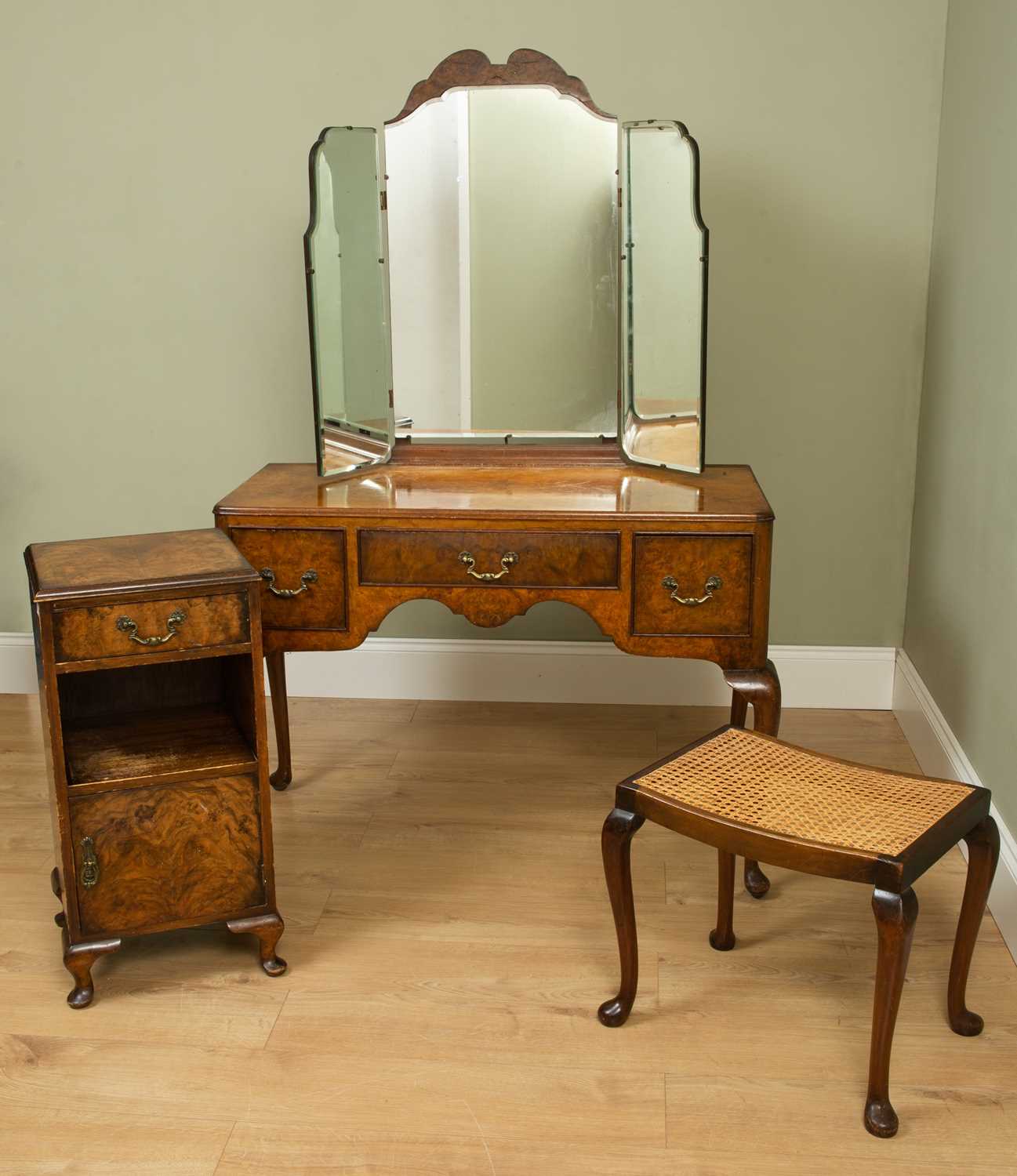 A group of walnut bedroom furniture consisting of a chest on chest in the Georgian style on short - Image 7 of 9