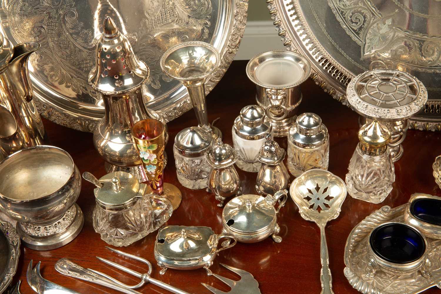 A small group of silver and silver plate: the silver items to include condiments; two butter knives; - Image 3 of 4