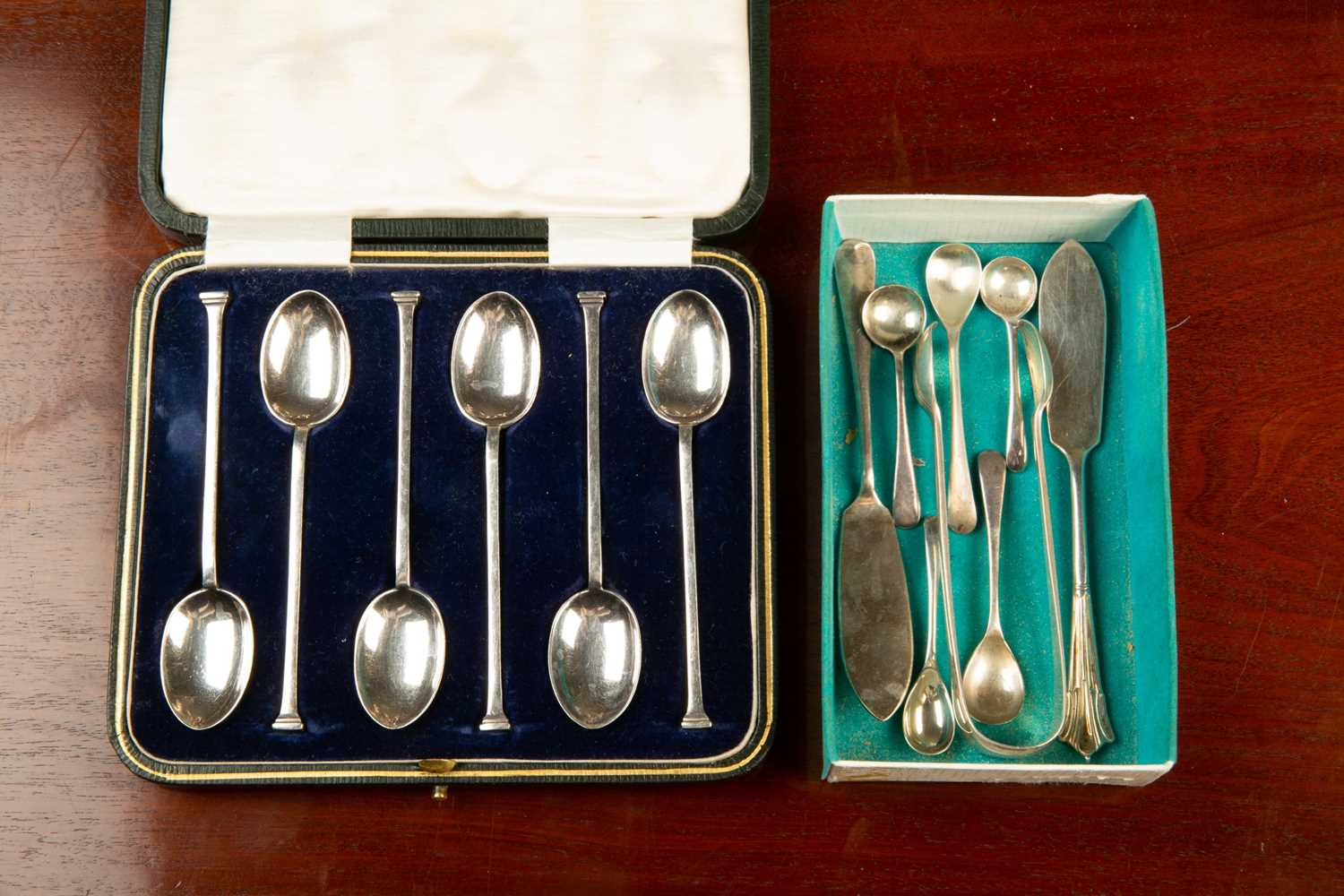 A small group of silver and silver plate: the silver items to include condiments; two butter knives; - Image 4 of 4