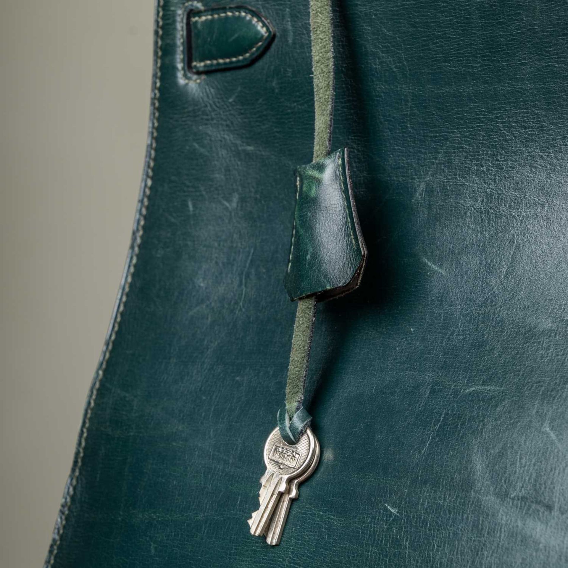 A Hermès 'Kelly' green leather handbag and matching jewellery case, the bag 33cm wide at the base - Image 10 of 18