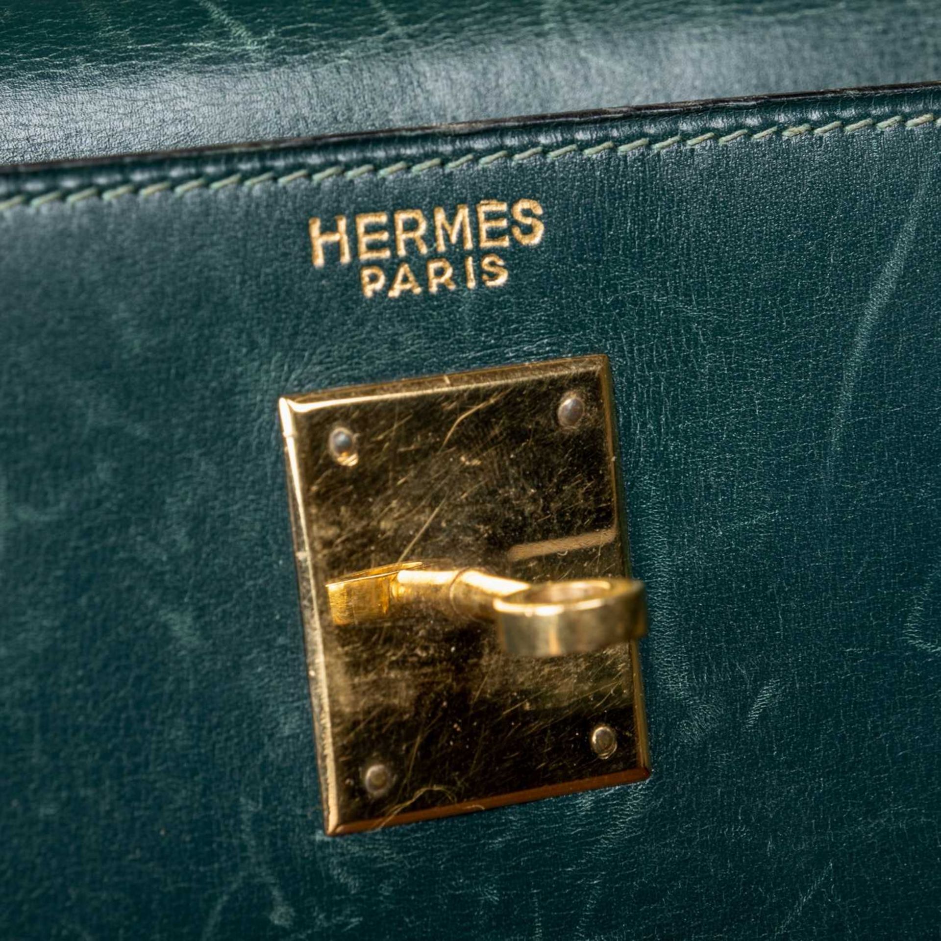 A Hermès 'Kelly' green leather handbag and matching jewellery case, the bag 33cm wide at the base - Image 9 of 18