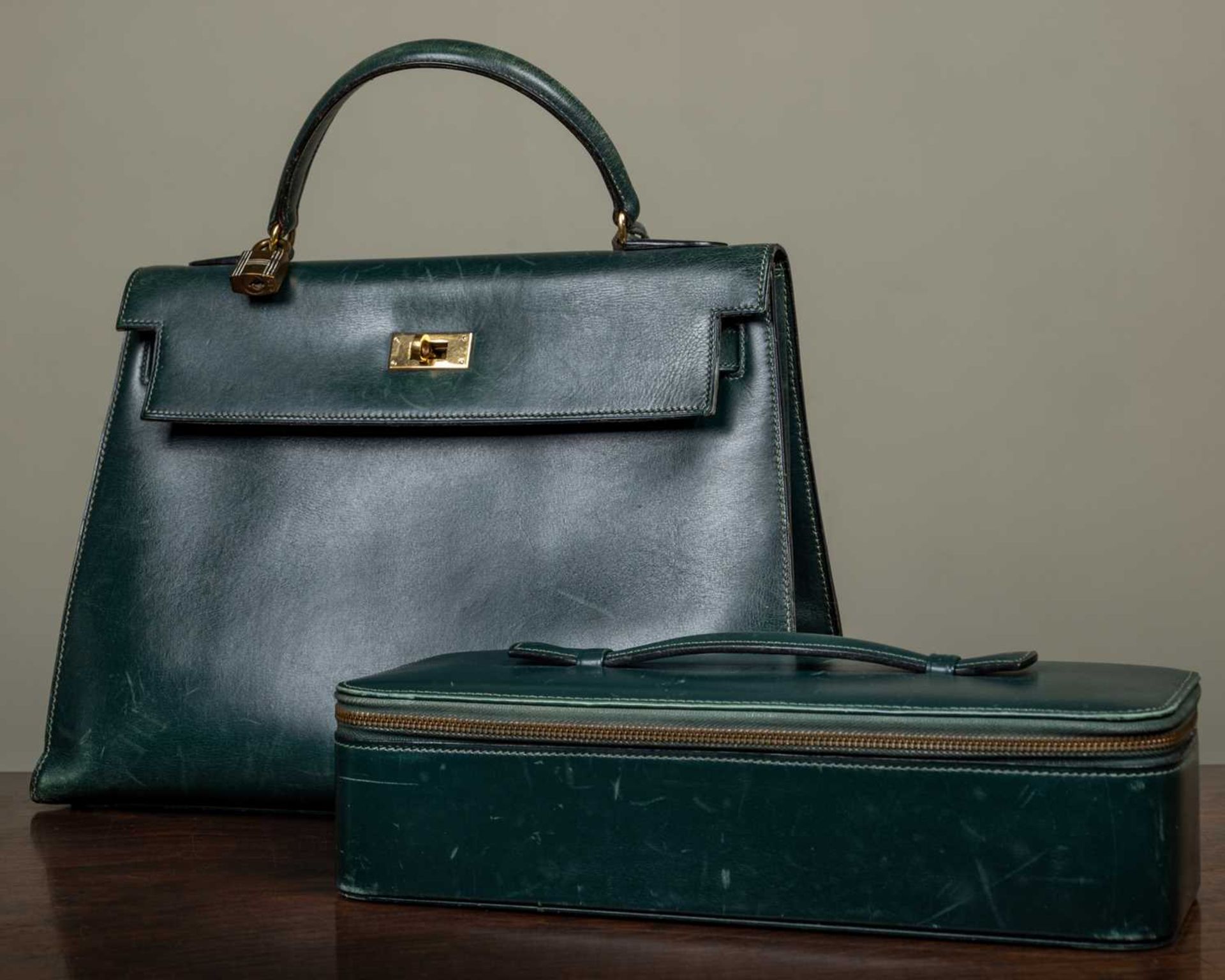 A Hermès 'Kelly' green leather handbag and matching jewellery case, the bag 33cm wide at the base - Image 18 of 18