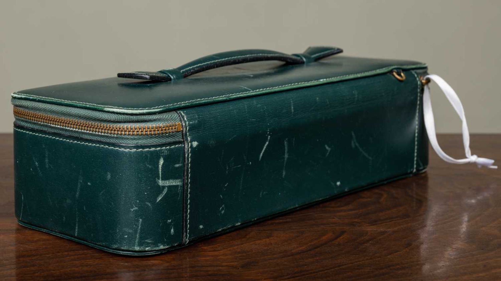 A Hermès 'Kelly' green leather handbag and matching jewellery case, the bag 33cm wide at the base - Image 13 of 18