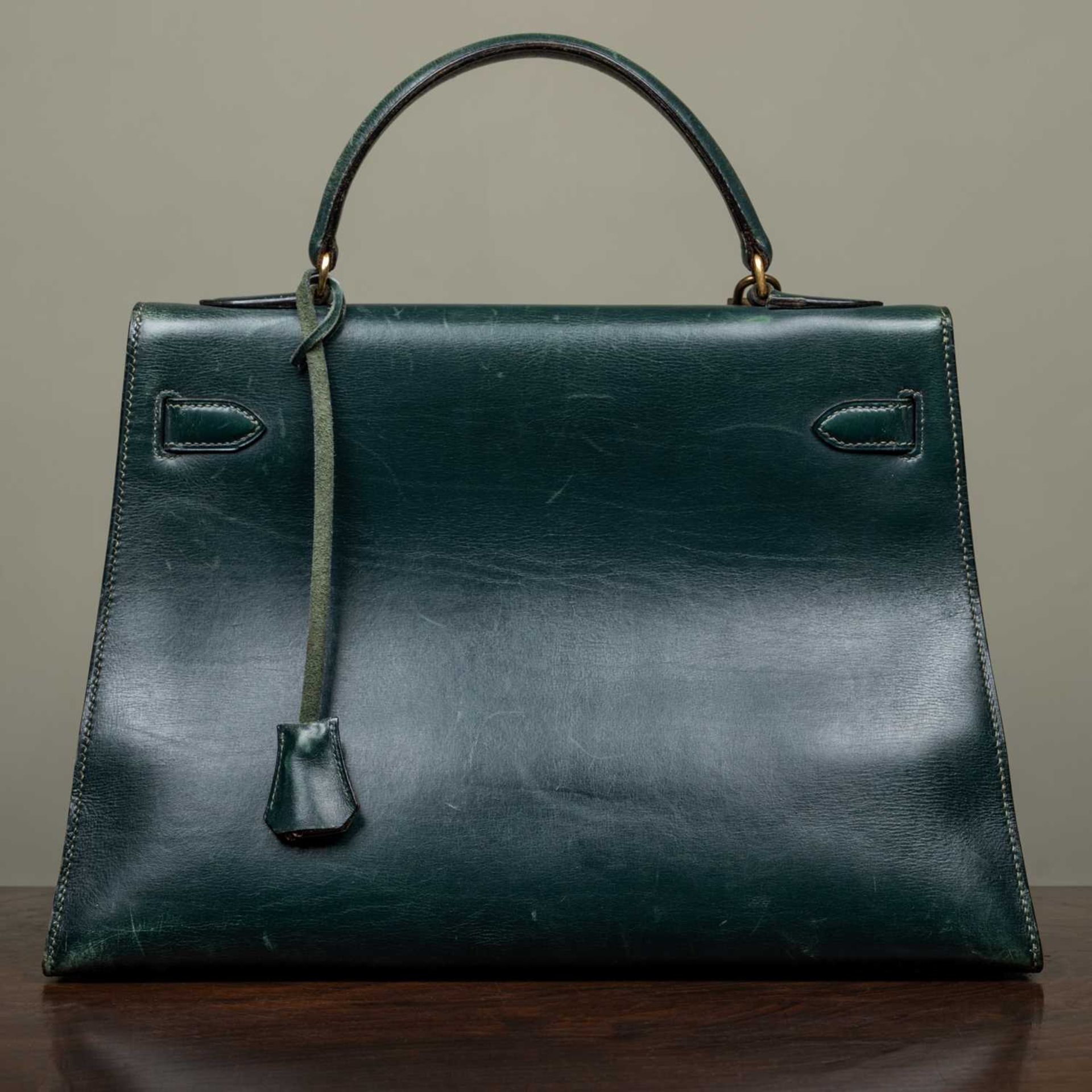 A Hermès 'Kelly' green leather handbag and matching jewellery case, the bag 33cm wide at the base - Image 5 of 18