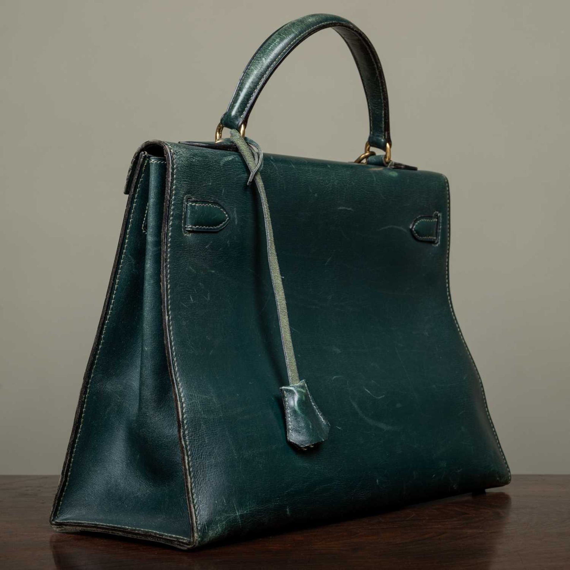 A Hermès 'Kelly' green leather handbag and matching jewellery case, the bag 33cm wide at the base - Image 6 of 18