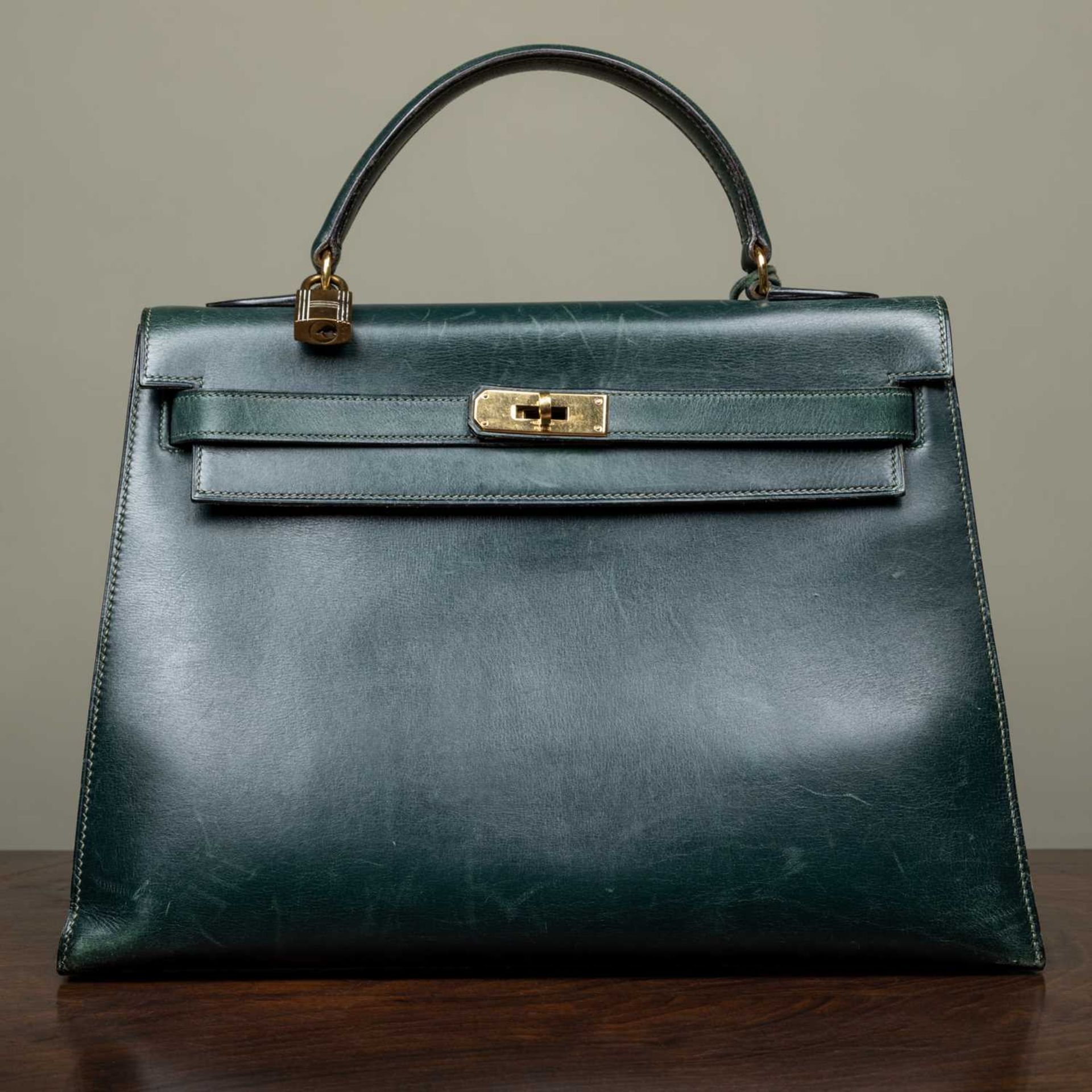 A Hermès 'Kelly' green leather handbag and matching jewellery case, the bag 33cm wide at the base - Image 2 of 18