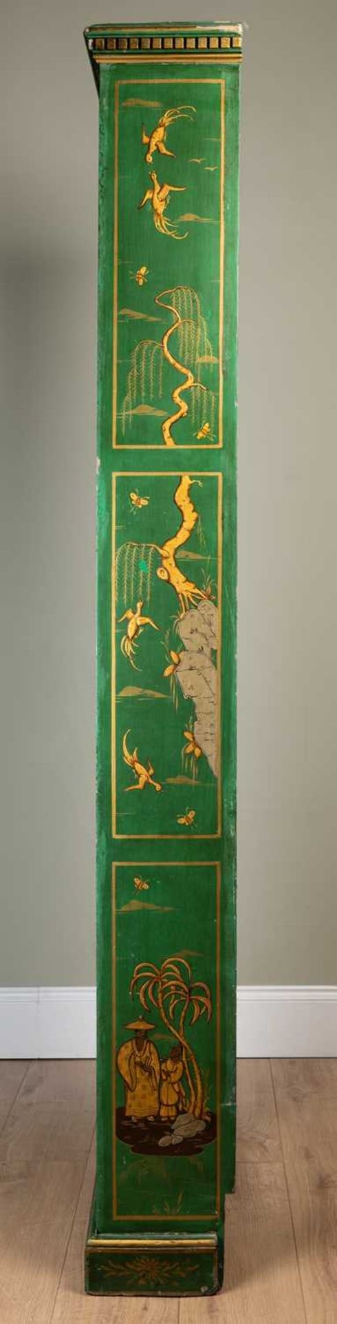 A contemporary Chinese style chinoiserie and green lacquered bookcase the side panels decorated with - Bild 2 aus 3