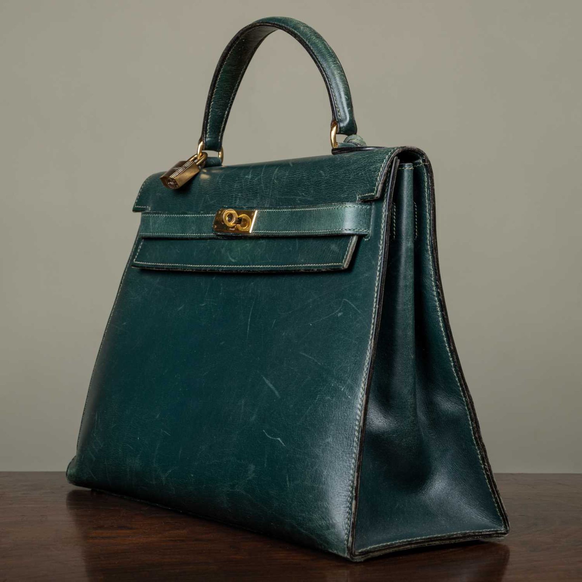 A Hermès 'Kelly' green leather handbag and matching jewellery case, the bag 33cm wide at the base - Image 7 of 18