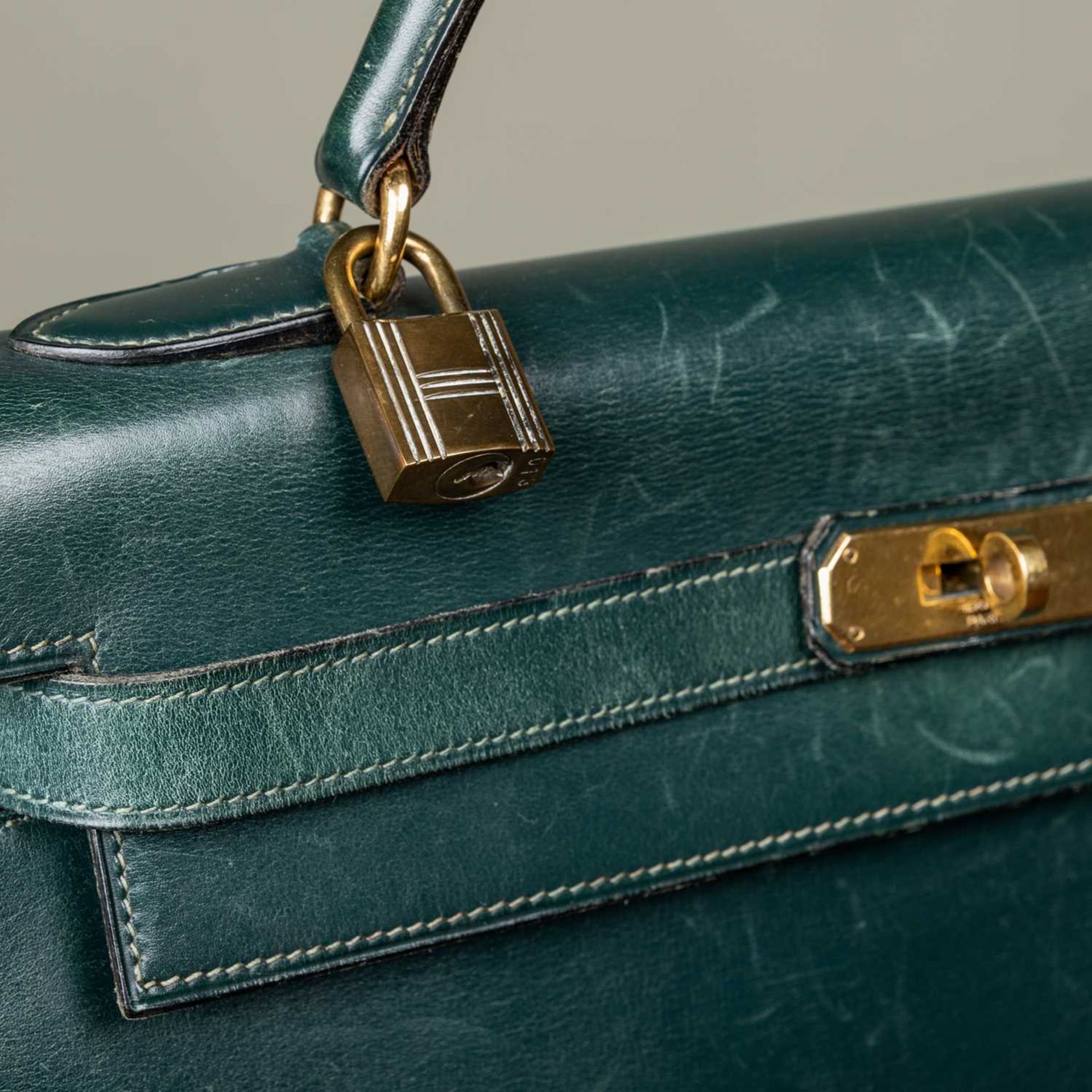 A Hermès 'Kelly' green leather handbag and matching jewellery case, the bag 33cm wide at the base - Image 8 of 18