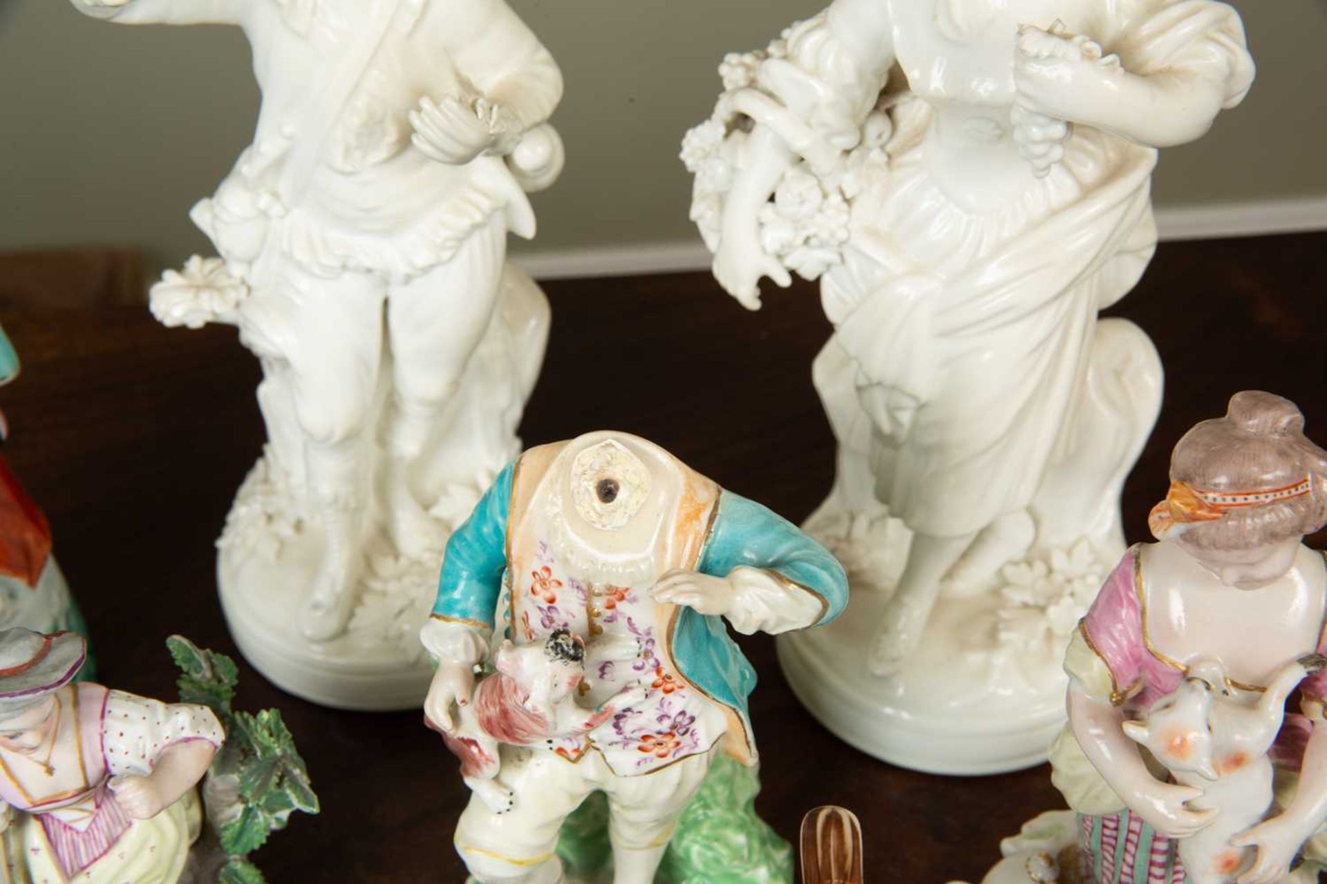 A group of decorative porcelain to include a bow figurine of a girl holding a lamb, circa 1780, 15. - Image 2 of 3