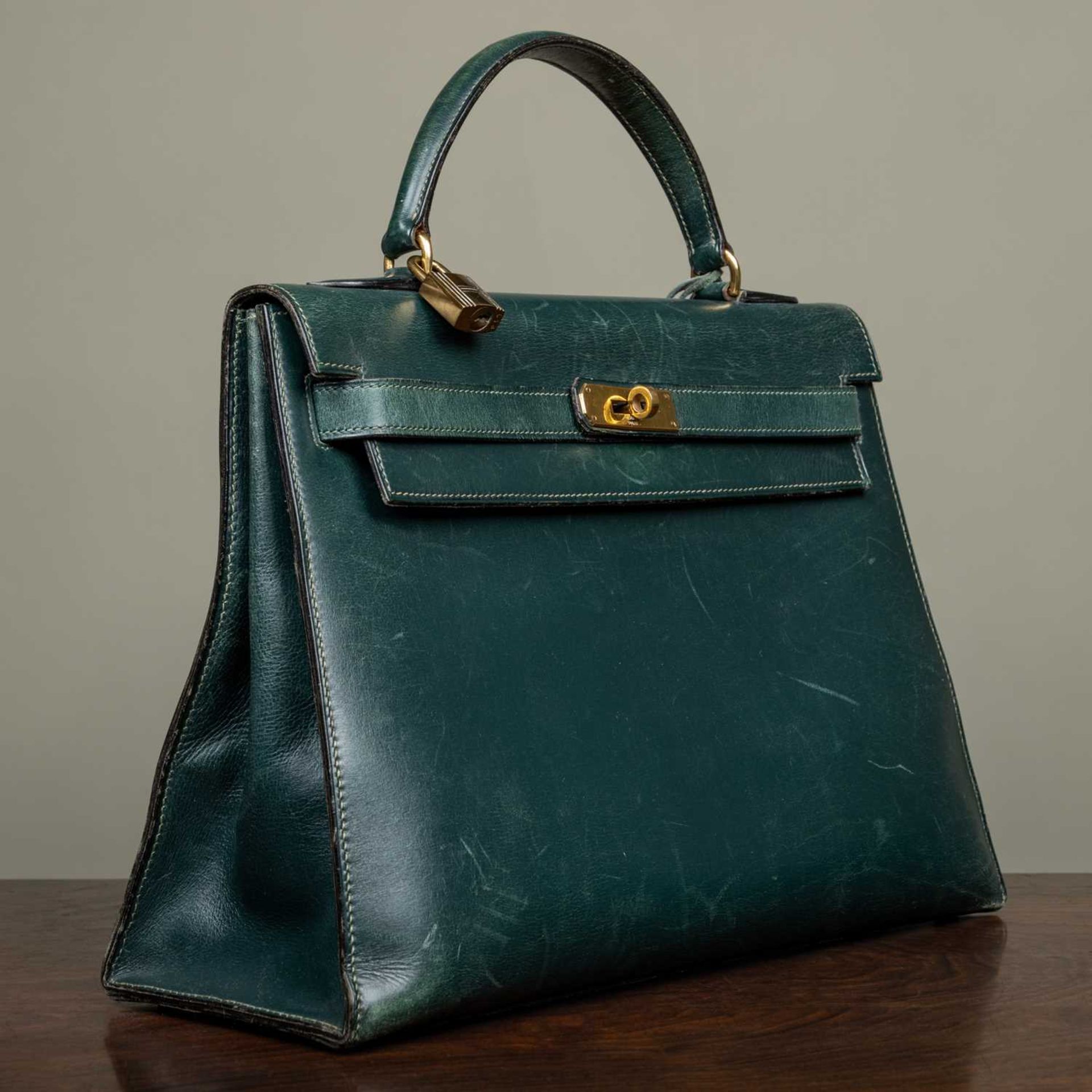 A Hermès 'Kelly' green leather handbag and matching jewellery case, the bag 33cm wide at the base - Image 4 of 18