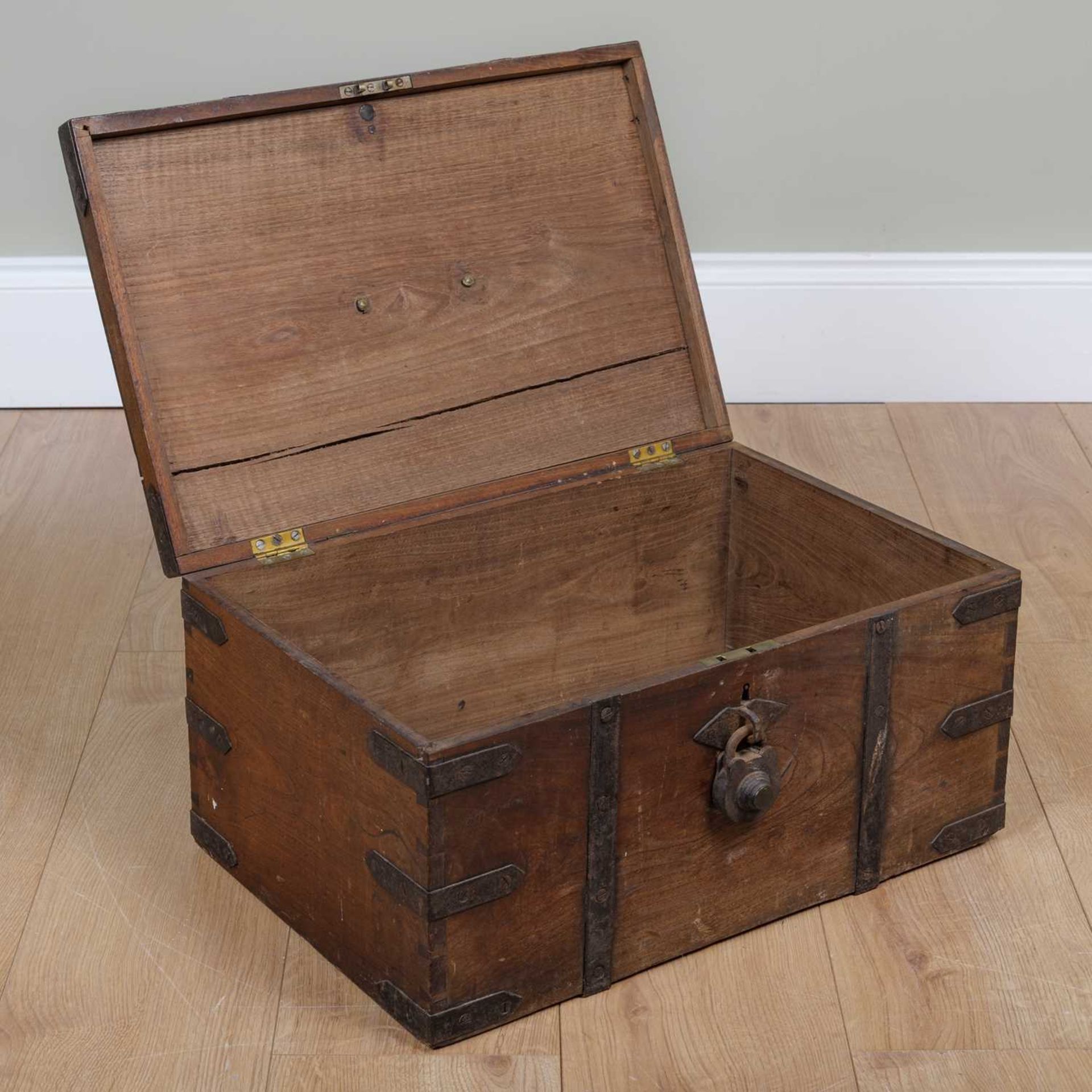 An oak iron bound deed box with brass swan neck handle to the lid and old padlock attached at the - Bild 3 aus 4