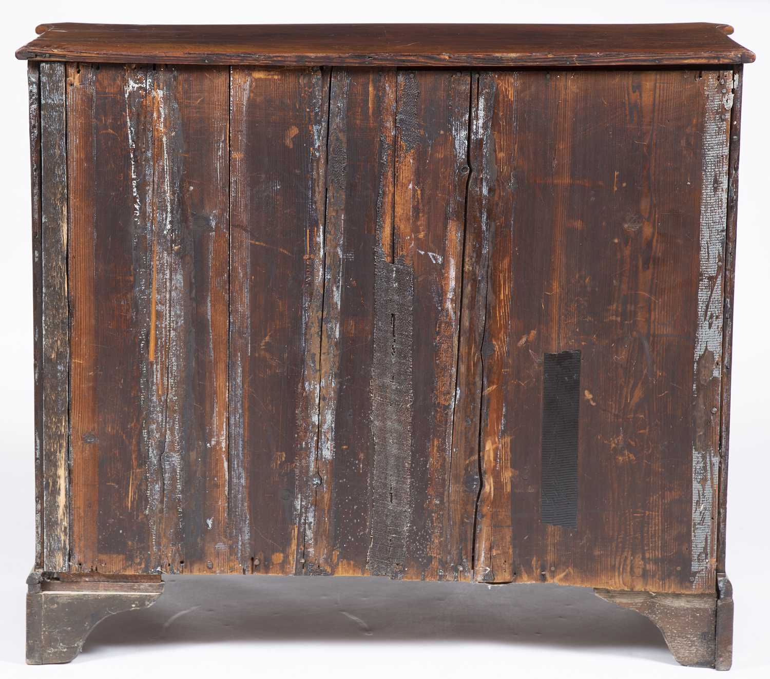 A George III mahogany serpentine chest of four long graduated drawers having brass swan neck handles - Image 5 of 25