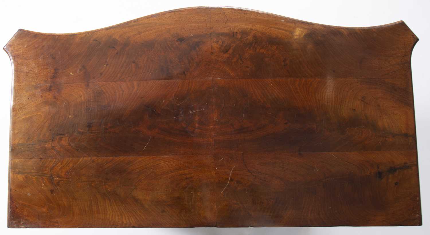 A George III mahogany serpentine chest of four long graduated drawers having brass swan neck handles - Image 4 of 25