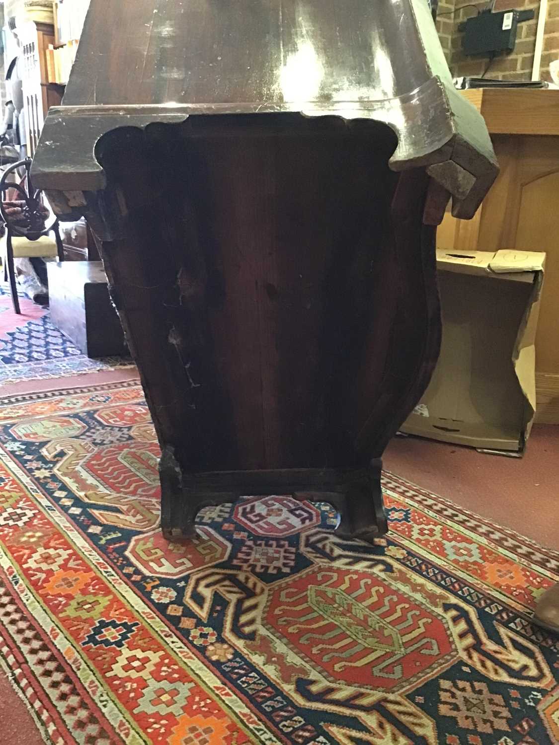 A George III mahogany serpentine chest of four long graduated drawers having brass swan neck handles - Image 12 of 25