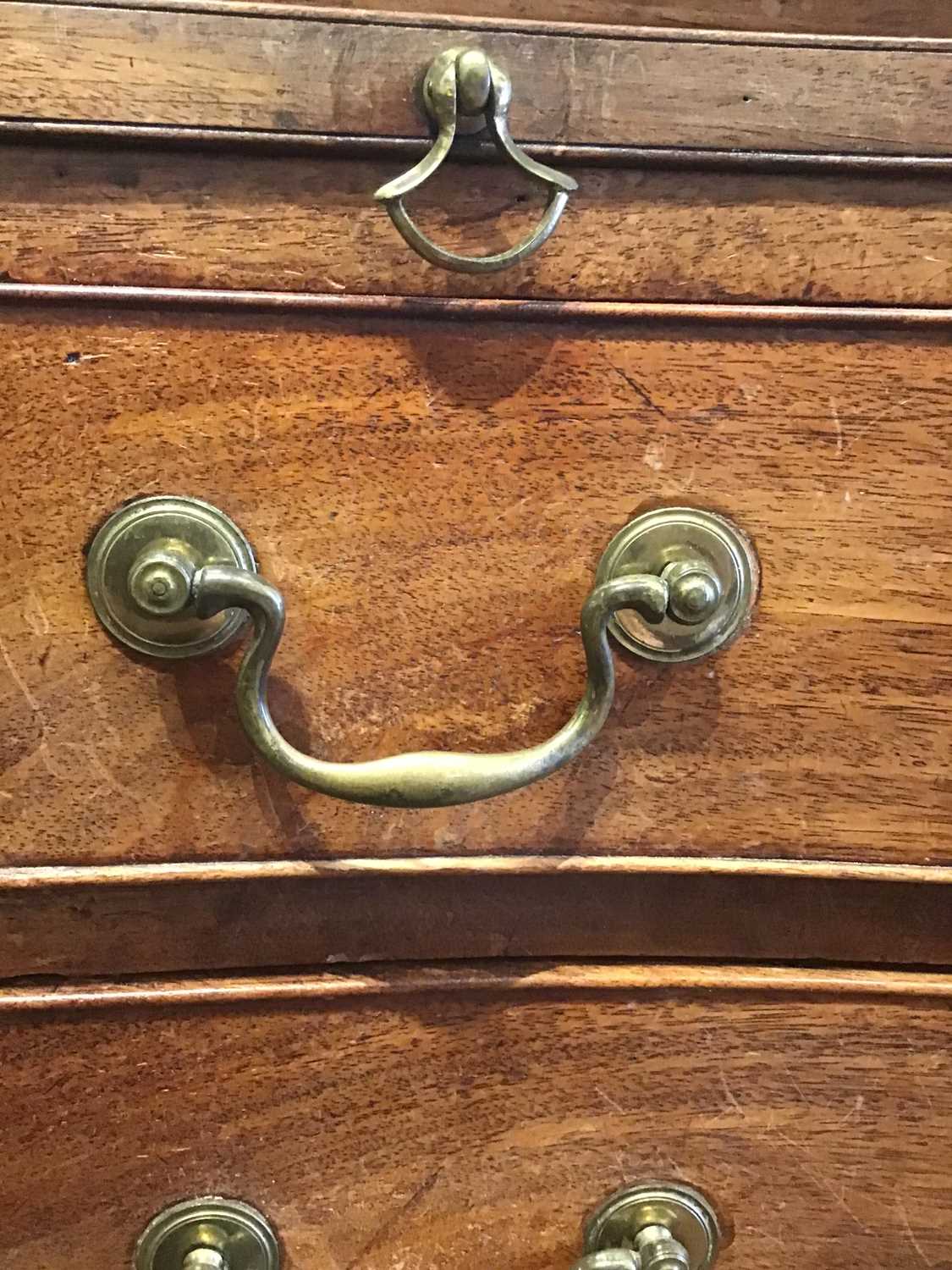 A George III mahogany serpentine chest of four long graduated drawers having brass swan neck handles - Image 11 of 25