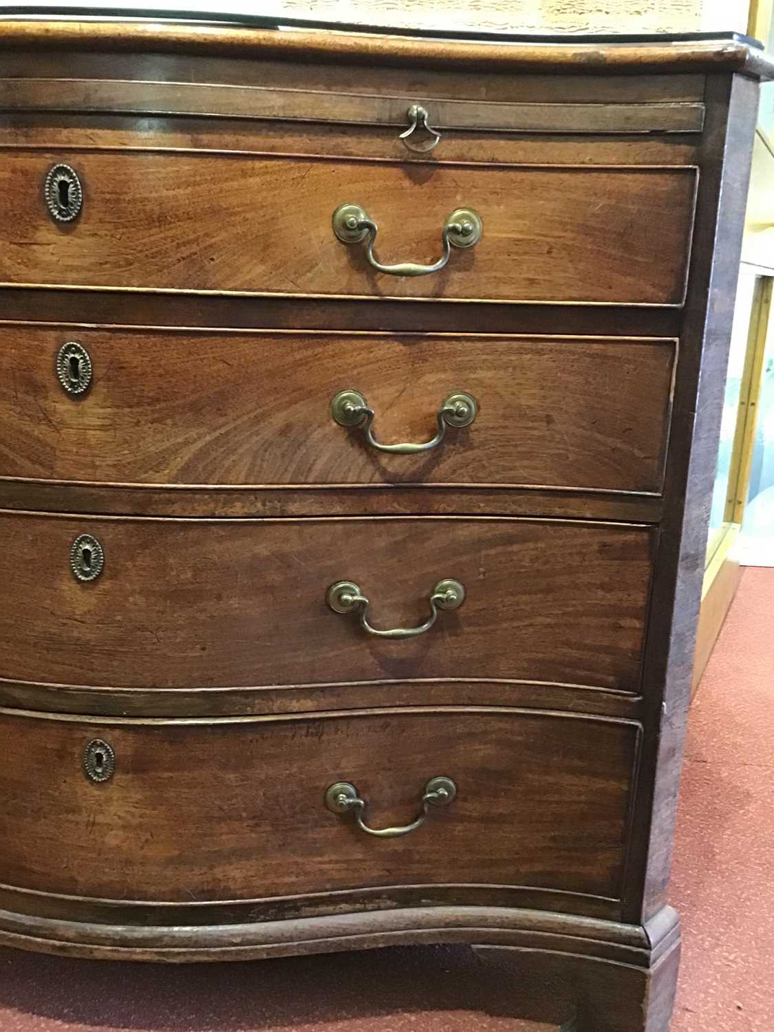 A George III mahogany serpentine chest of four long graduated drawers having brass swan neck handles - Image 23 of 25