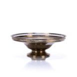 George V silver pedestal dish with pierced gallery rim, bearing marks for Goldsmiths &