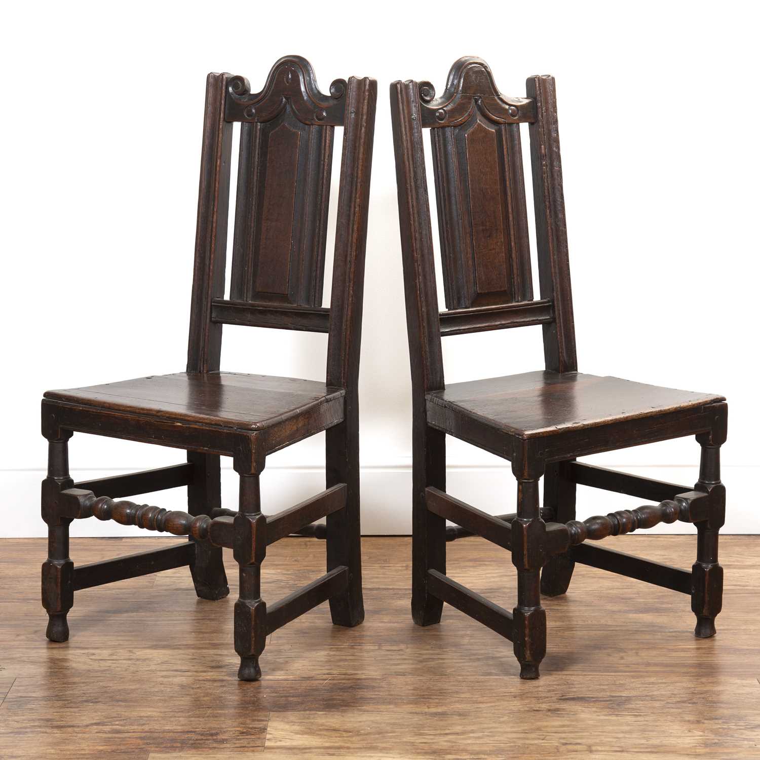 Pair of oak hall chairs Late 17th/early 18th Century, with shaped pediment top rail and turned - Bild 3 aus 4