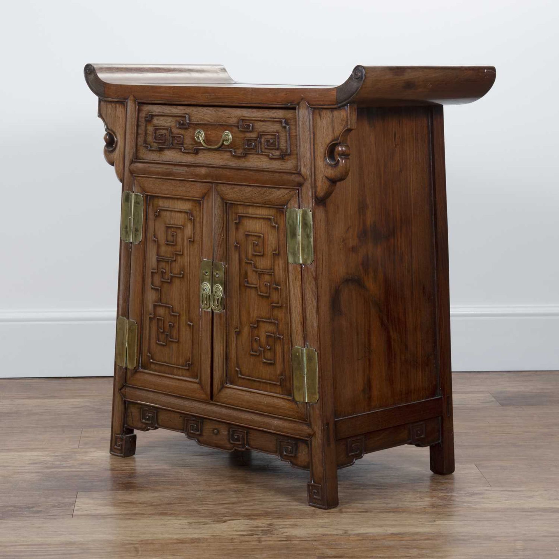 Carved 'Ming' style cabinet Chinese, 19th Century fitted with a drawer and cupboards below, and with - Bild 3 aus 6