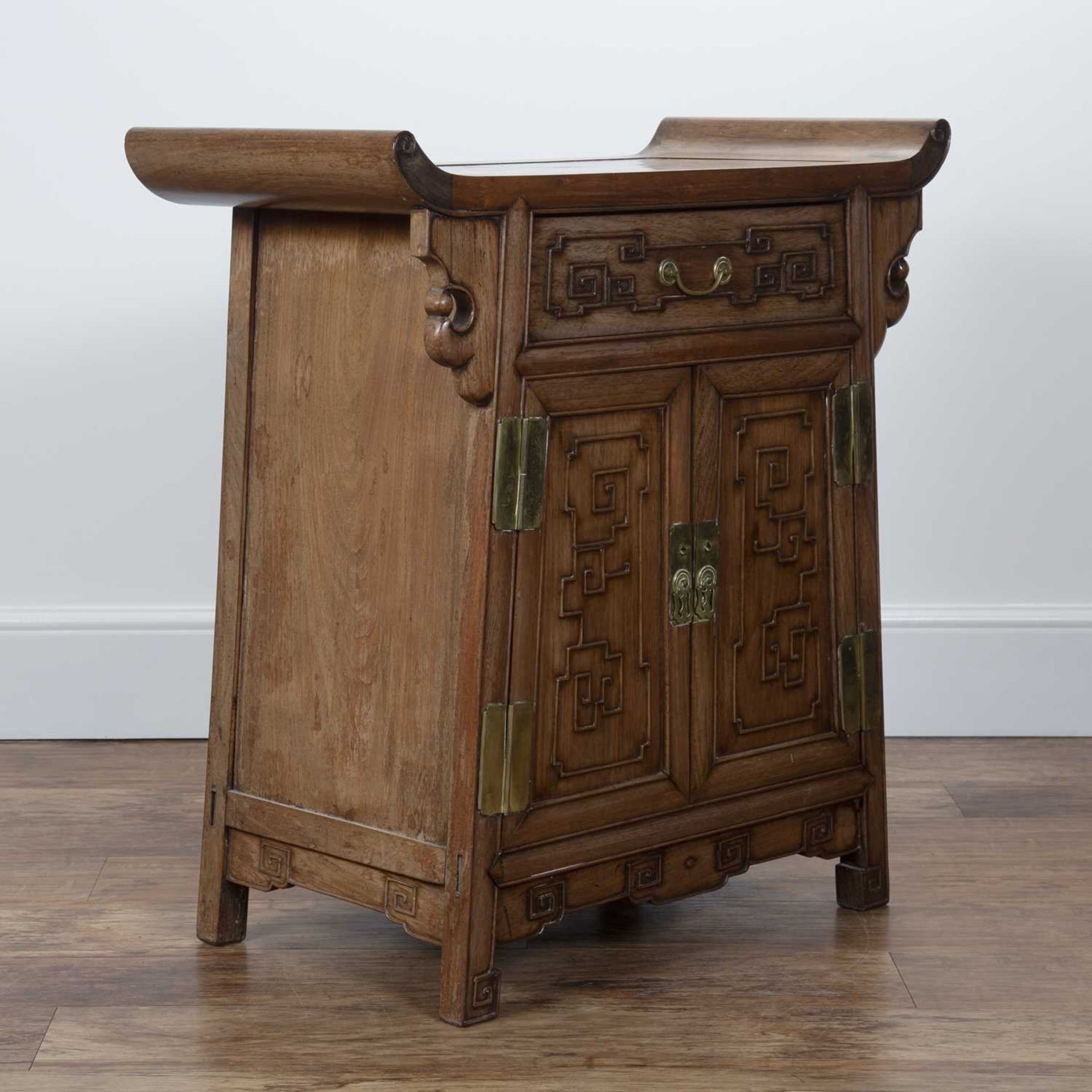 Carved 'Ming' style cabinet Chinese, 19th Century fitted with a drawer and cupboards below, and with - Bild 2 aus 6