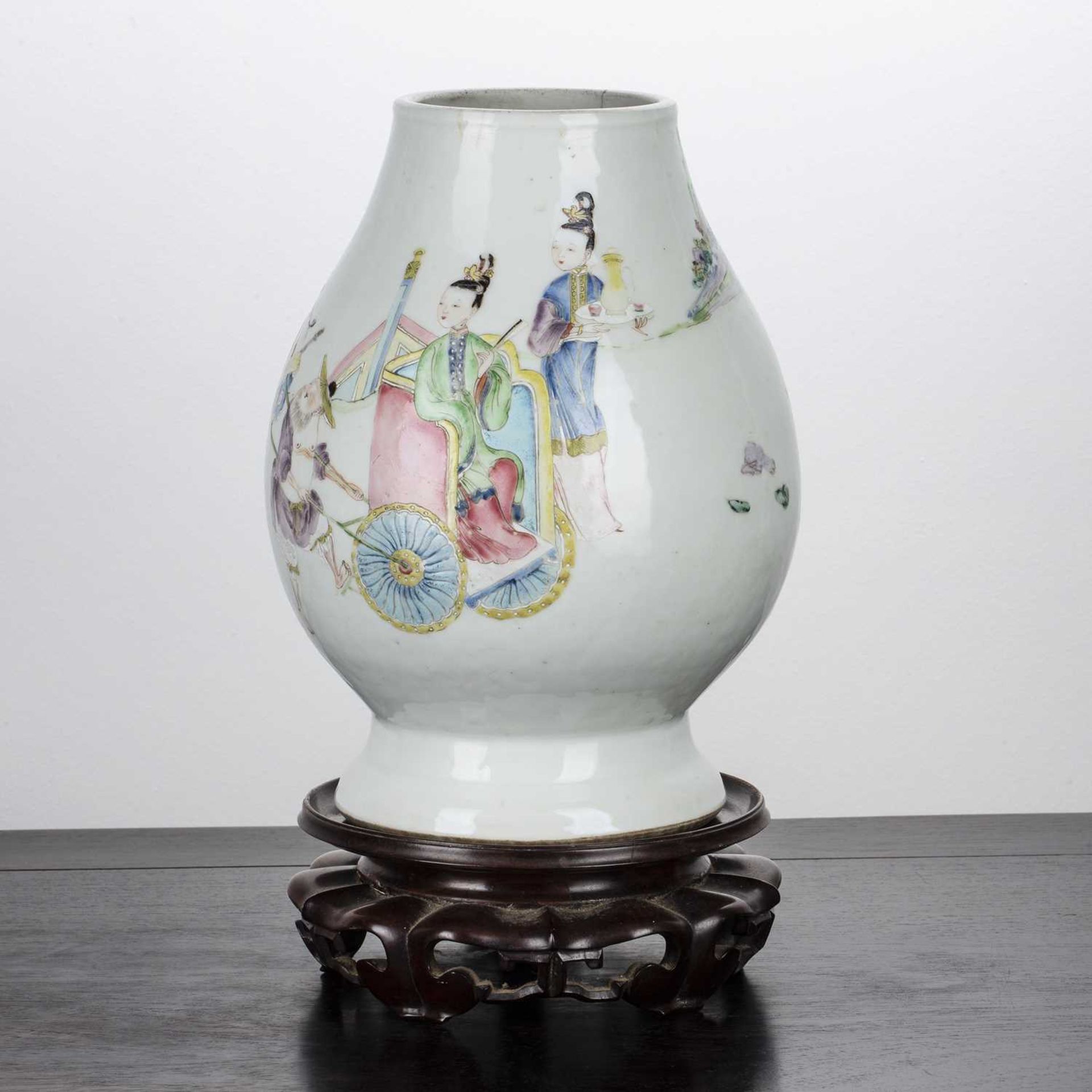 Ovoid porcelain vase Chinese, 19th Century painted in famille rose enamels with a hand drawn - Bild 3 aus 4