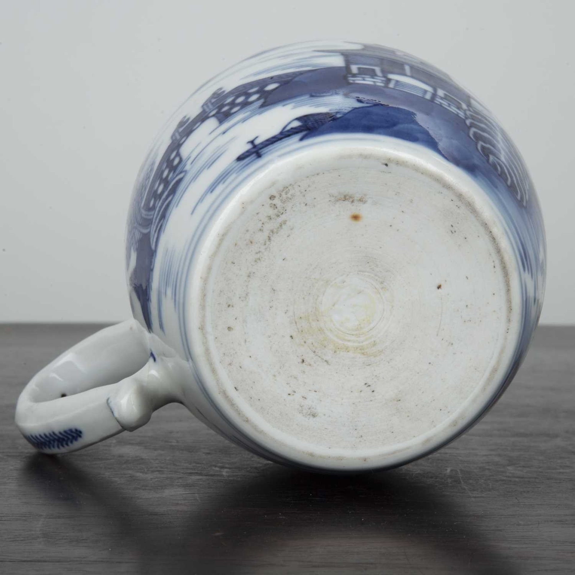 Blue and white barrel-shaped porcelain tankard Chinese, early 19th Century painted with a 'Willow - Bild 3 aus 3