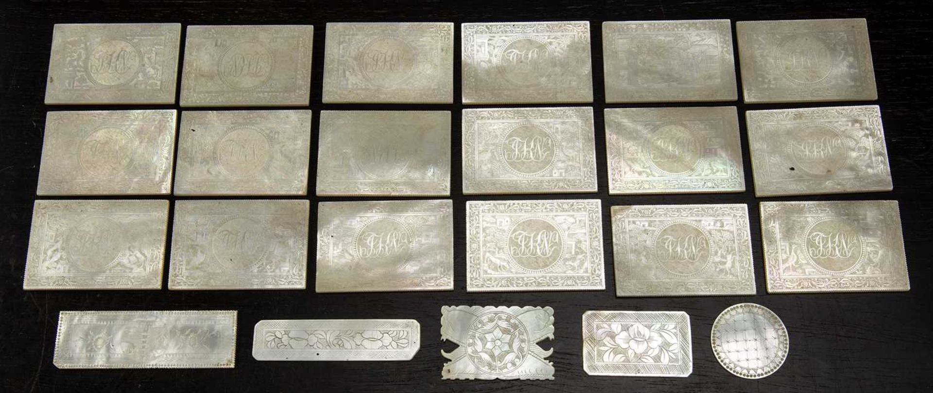 Collection of mother-of-pearl gaming counters and lacquer boxes and trays Chinese, 19th Century with - Bild 6 aus 11