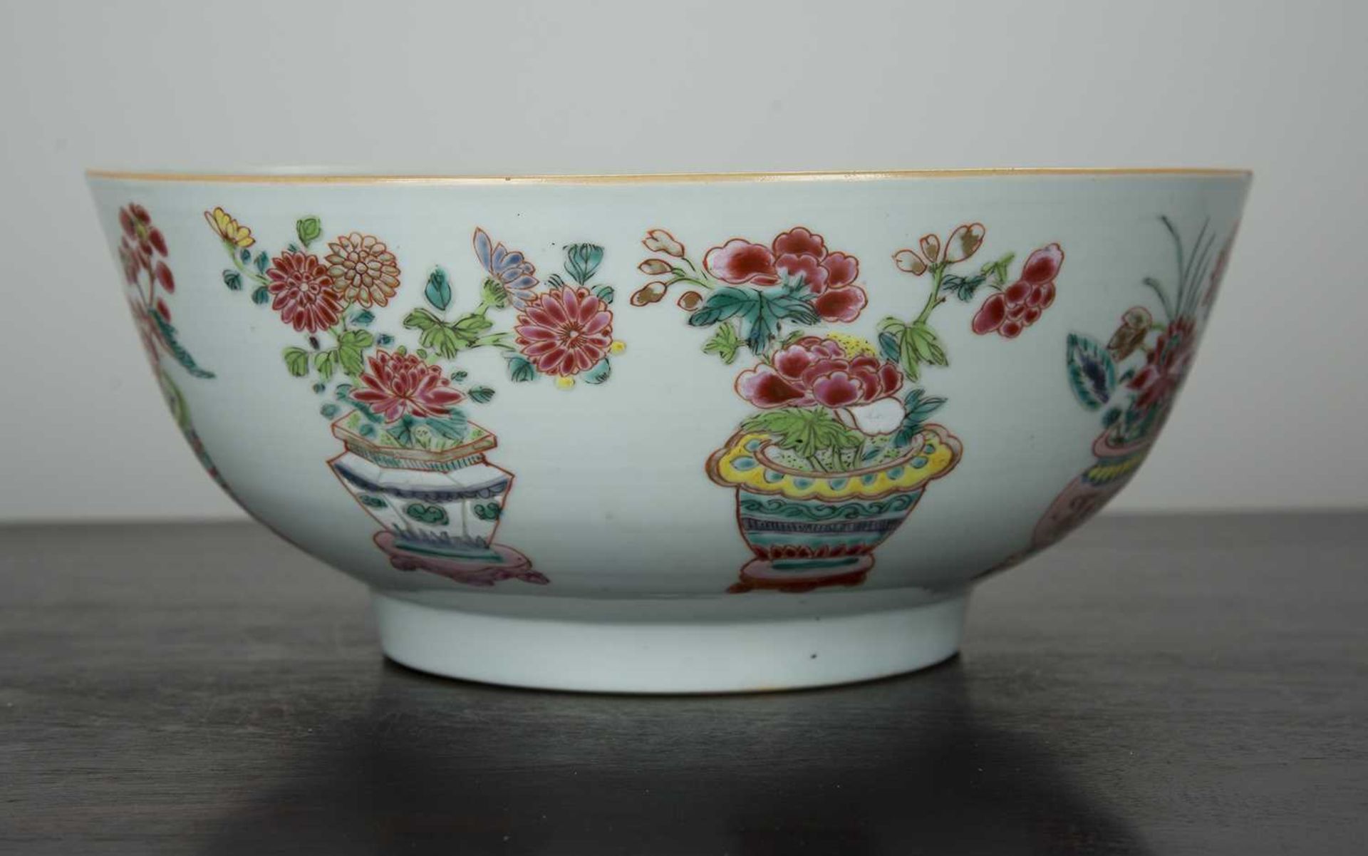 Famille rose bowl Chinese, 18th Century painted in enamels with baskets of flowers around the edge - Image 4 of 6