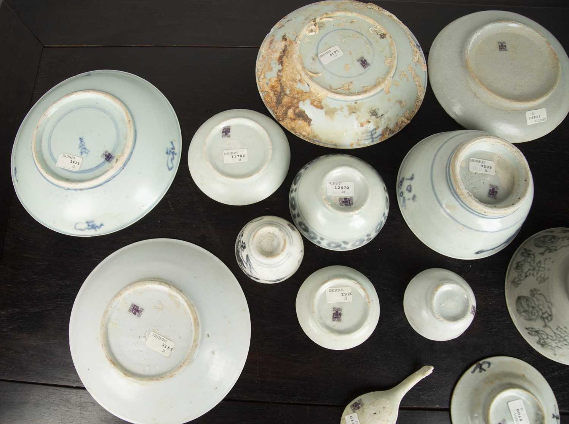 Collection of Tek Sing cargo porcelain Chinese, 19th Century including various bowls, tea bowls, - Bild 3 aus 4