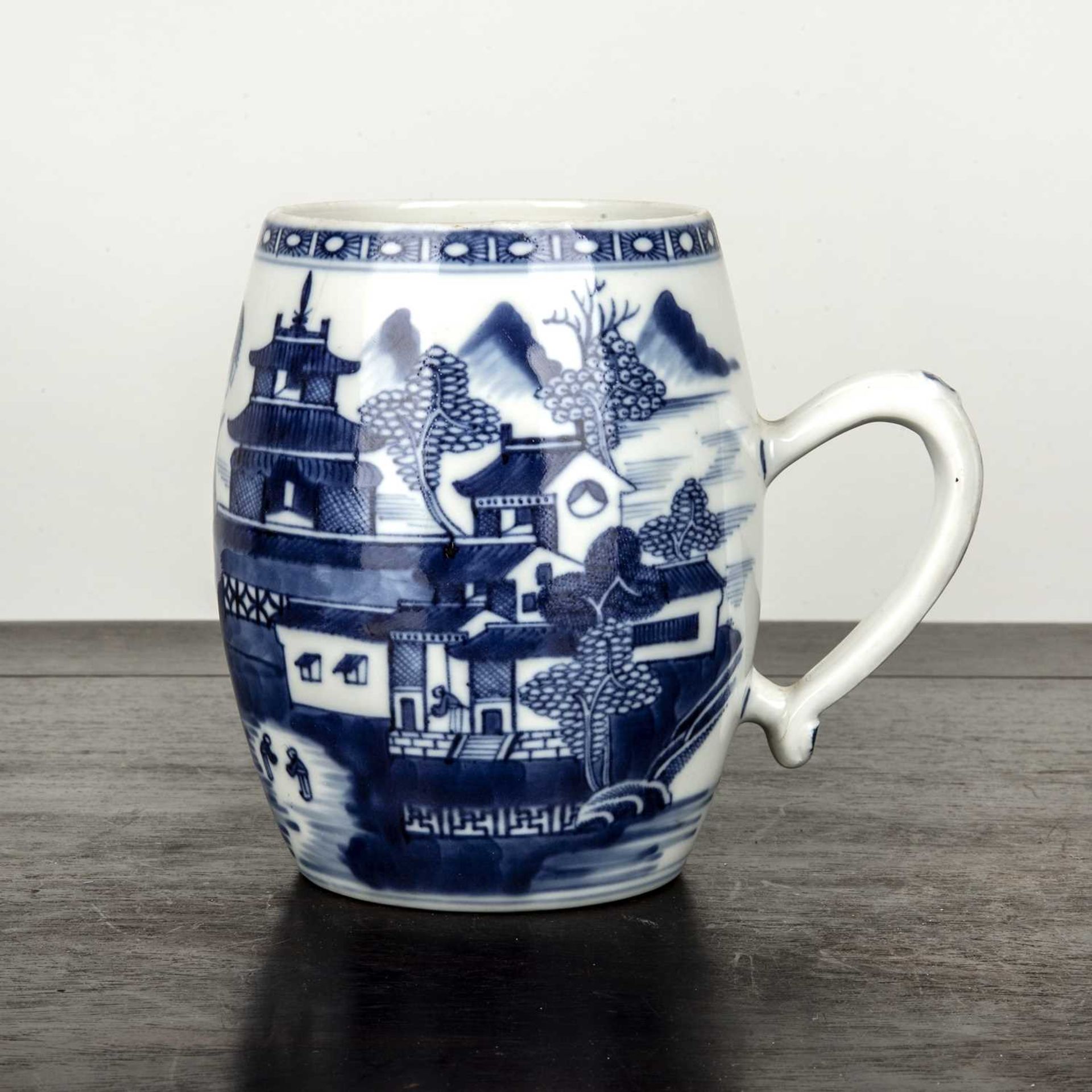 Blue and white barrel-shaped porcelain tankard Chinese, early 19th Century painted with a 'Willow