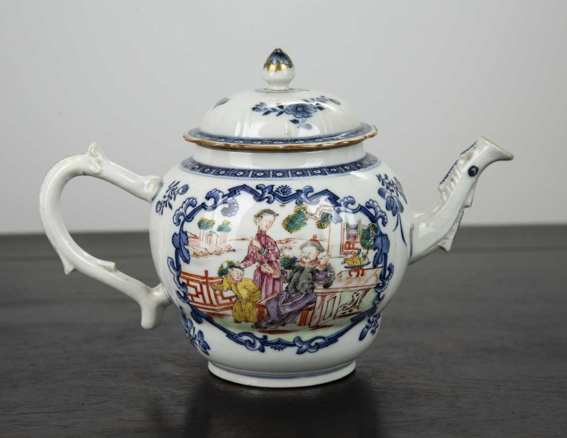 Mandarin porcelain teapot Chinese, 18th Century painted with blue framed panels of figures, 22.5cm x - Bild 2 aus 4