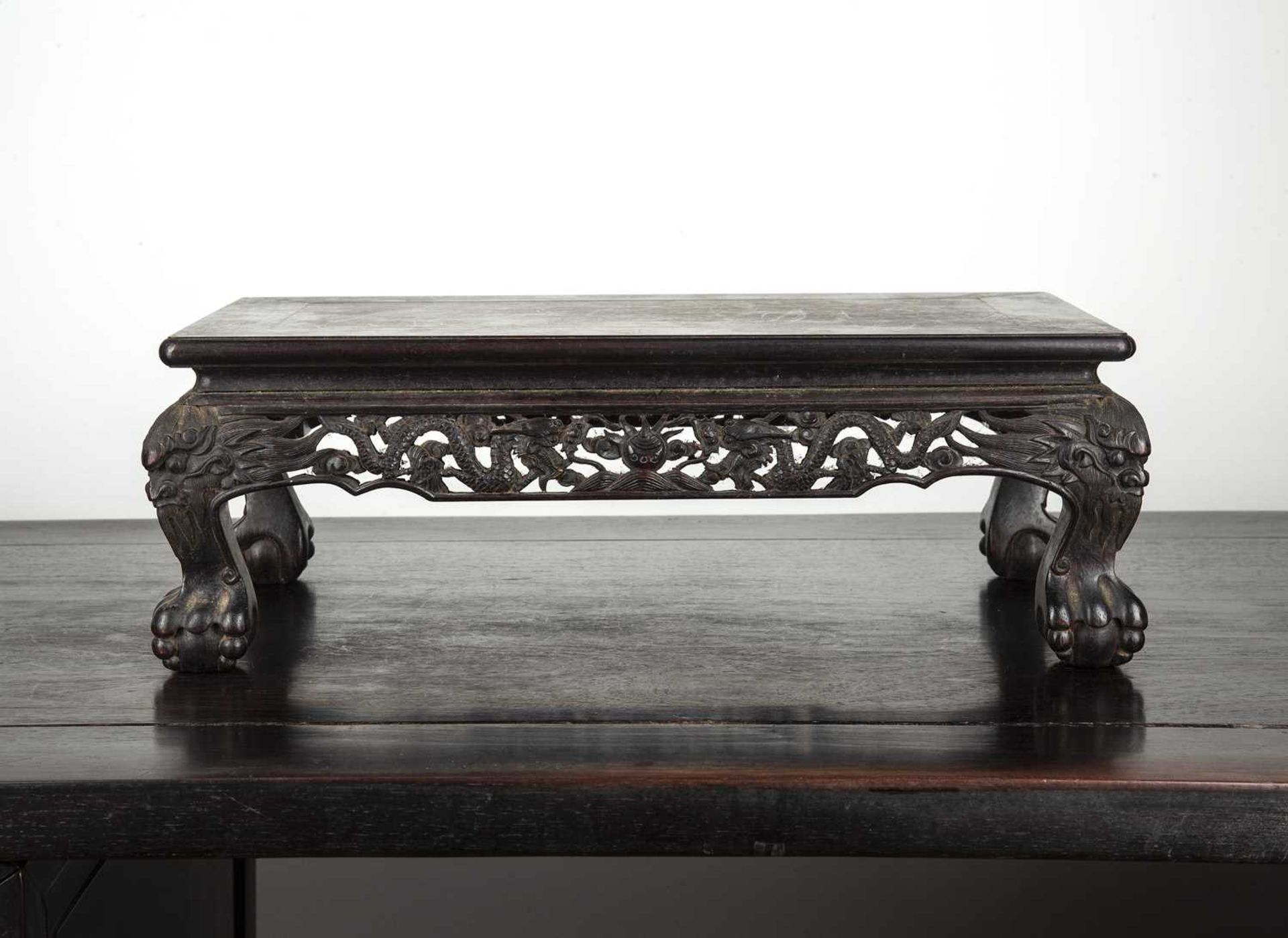 Hardwood rectangular table top stand Chinese, late 19th/ early 20th Century with carved dragon - Bild 3 aus 4