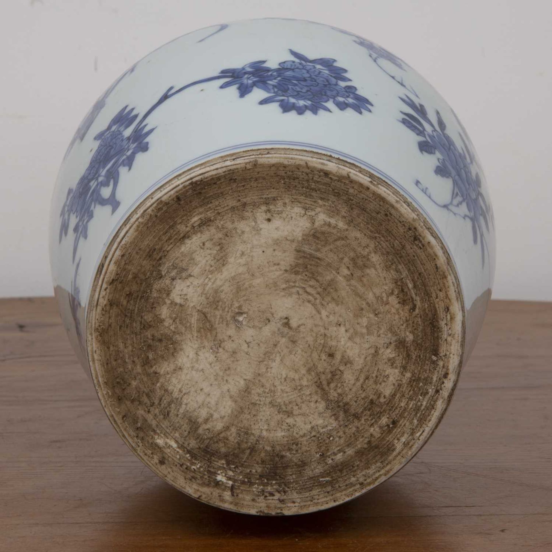 Blue and white vase Chinese of transitional style, the compressed globular body rising to a tall - Bild 5 aus 6