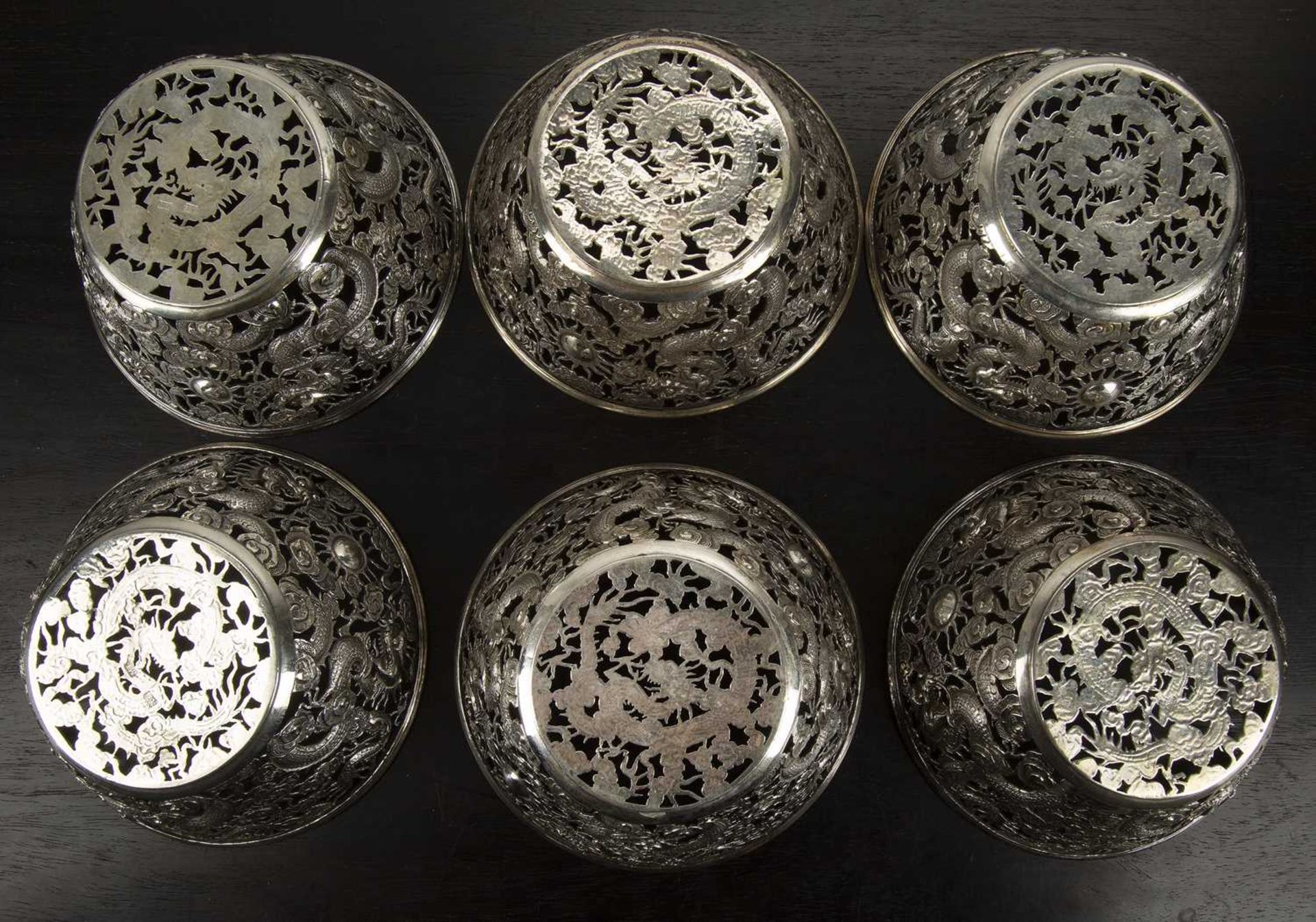 Set of six white metal/silver openwork bowls Chinese, circa 1900 each decorated with dragons chasing - Bild 3 aus 3