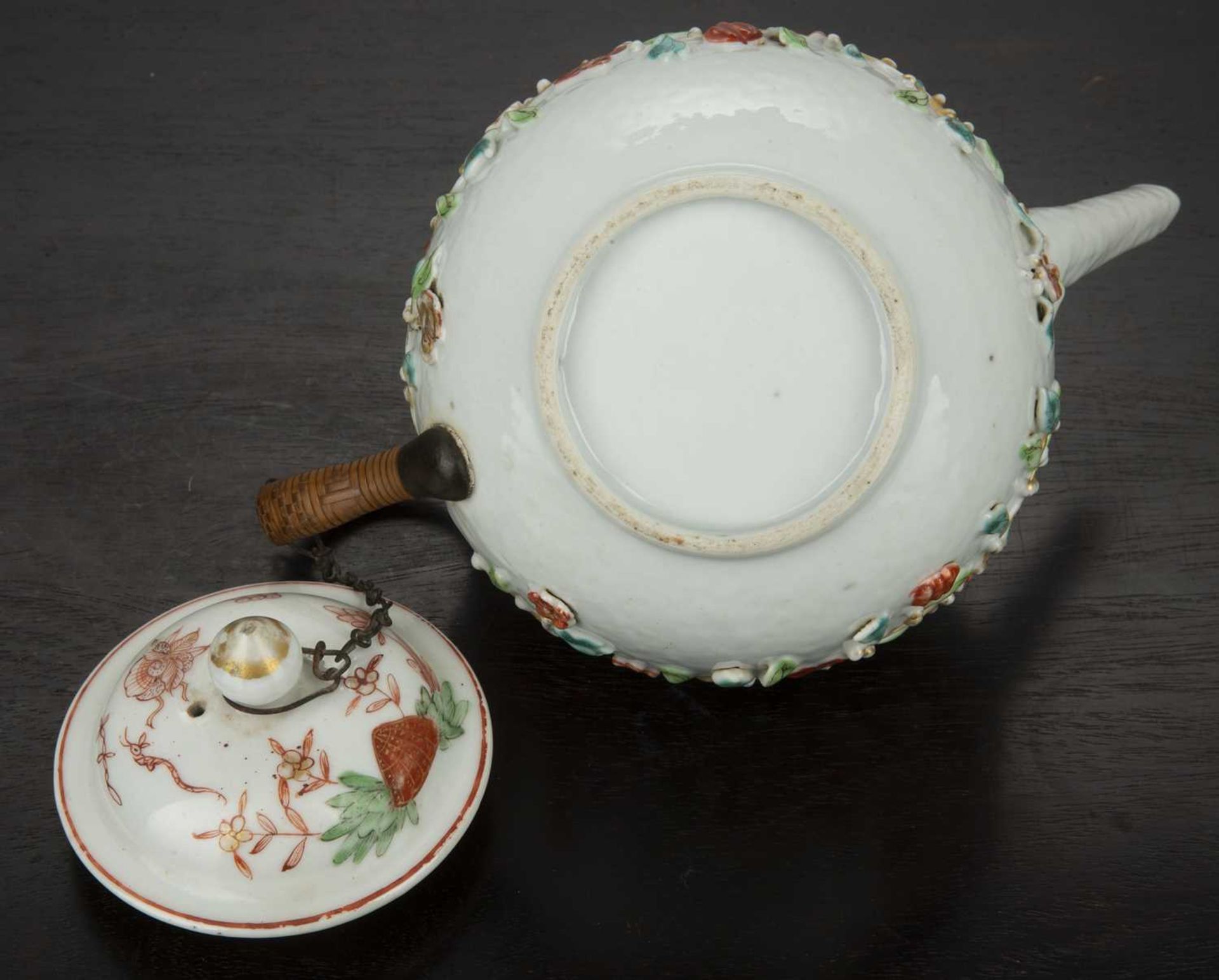 White ground porcelain ovoid teapot Chinese, 18th Century with a trailing band of raised fruit and - Bild 3 aus 3