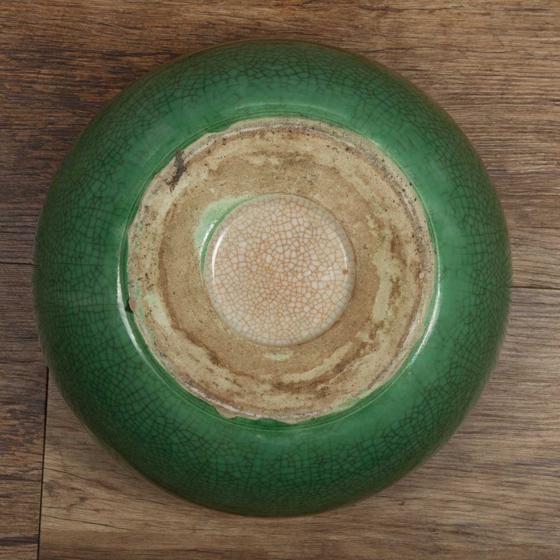 Large green porcelain bowl Chinese, 19th Century with all over crazing and cafe au lait rim, 26cm - Bild 4 aus 4