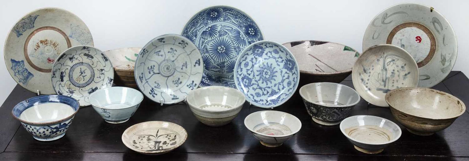 Group of seventeen pieces Chinese and Vietnamese to include various cargo bowls, provincial ware and