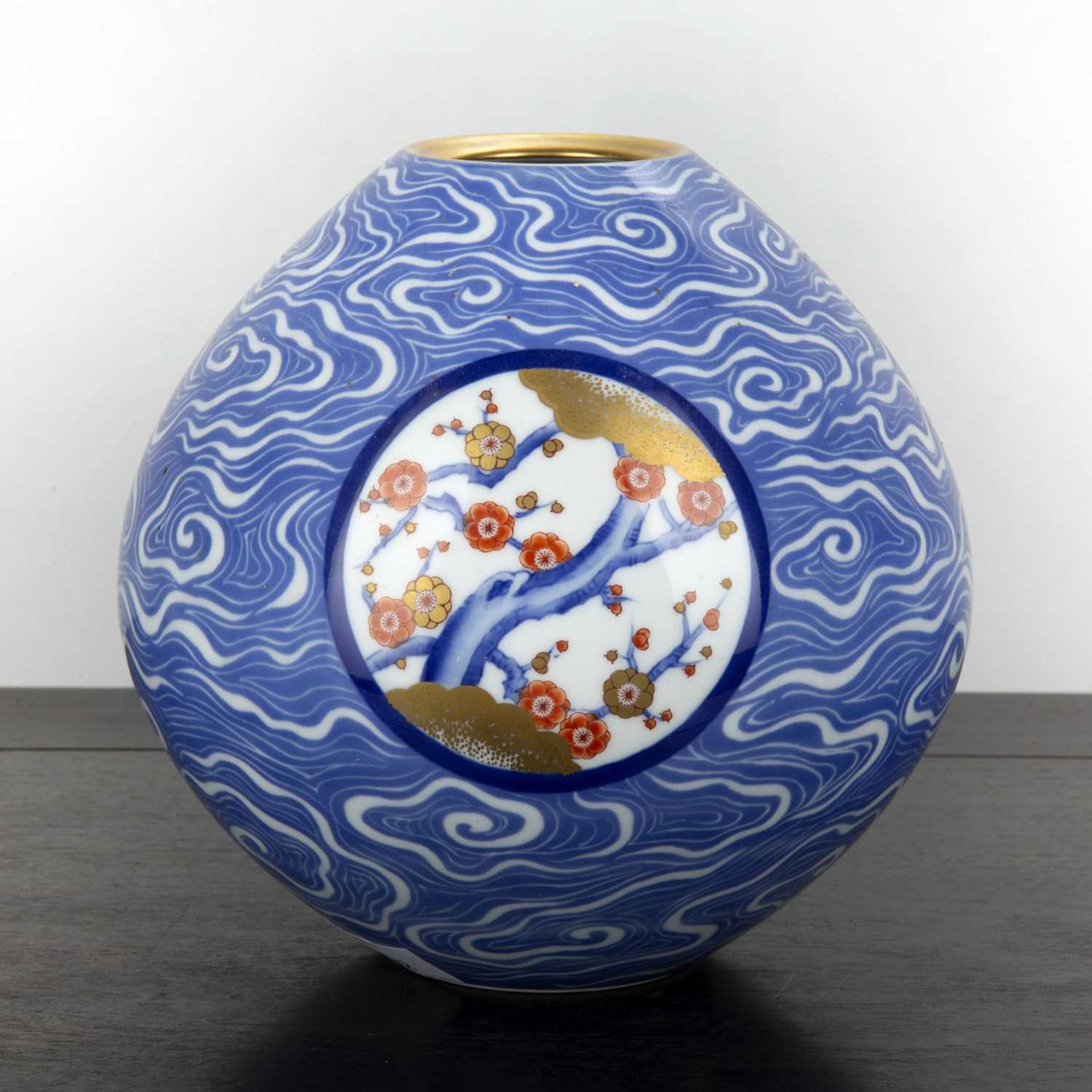 Fukagawa vase Japanese, 20th Century decorated with circular panels depicting flowers, with a blue - Image 2 of 4