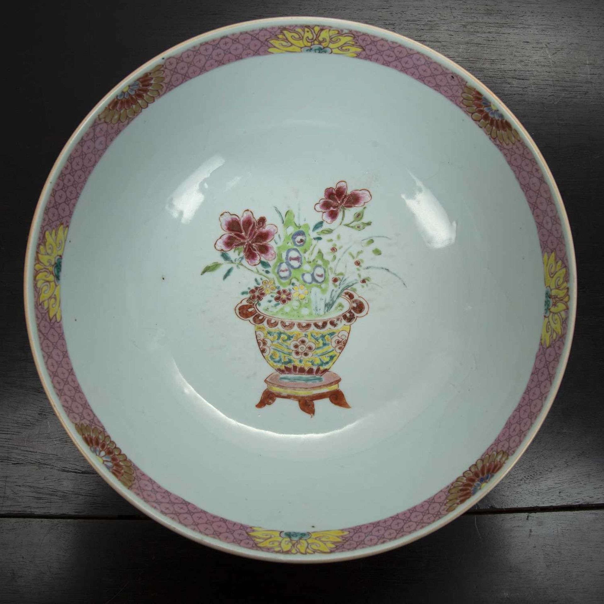 Famille rose bowl Chinese, 18th Century painted in enamels with baskets of flowers around the edge - Image 5 of 6