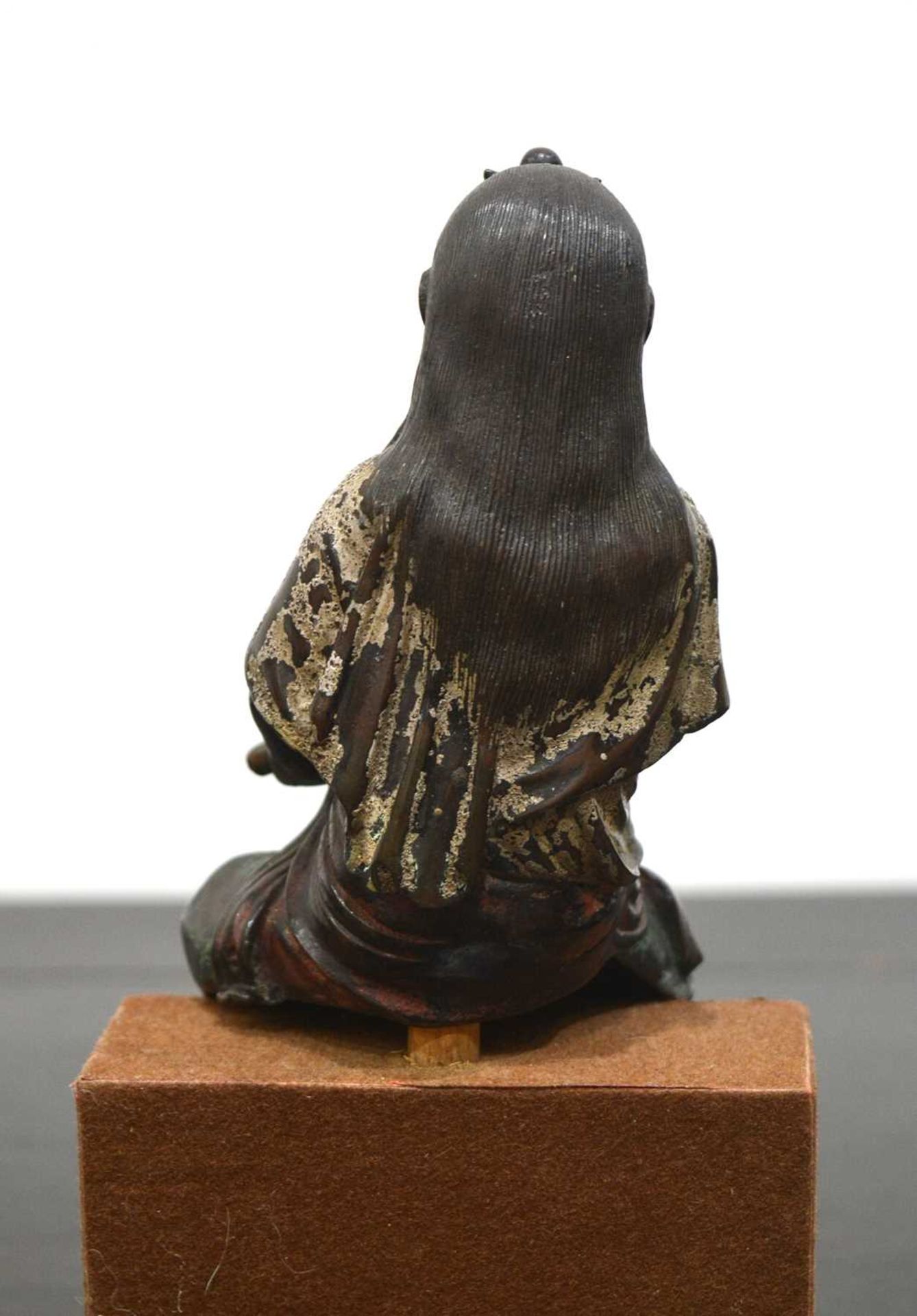 Bronze figure of a seated Boddhisattva Japanese, early Edo holding a sword in her right-hand - Image 4 of 6