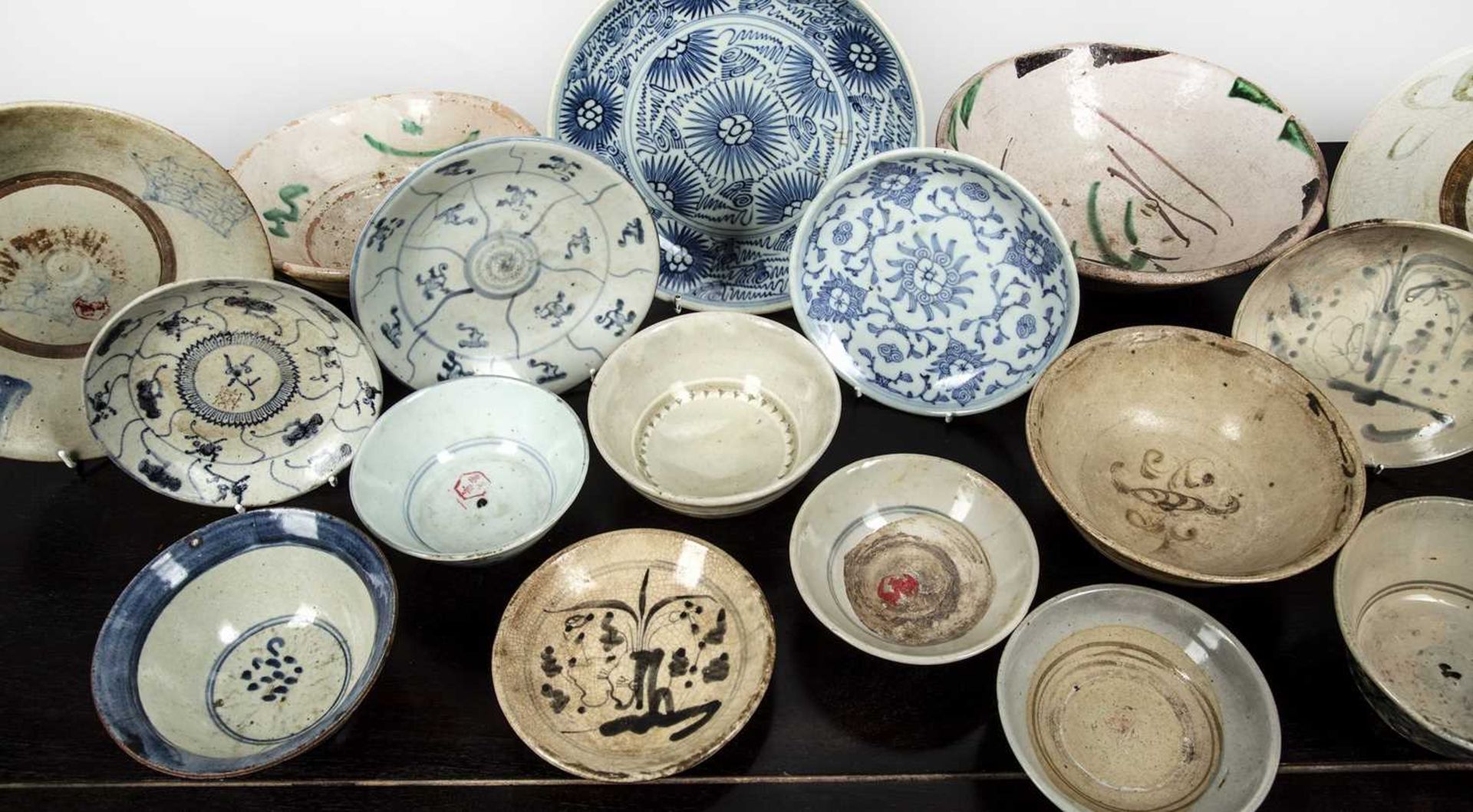 Group of seventeen pieces Chinese and Vietnamese to include various cargo bowls, provincial ware and - Bild 2 aus 3