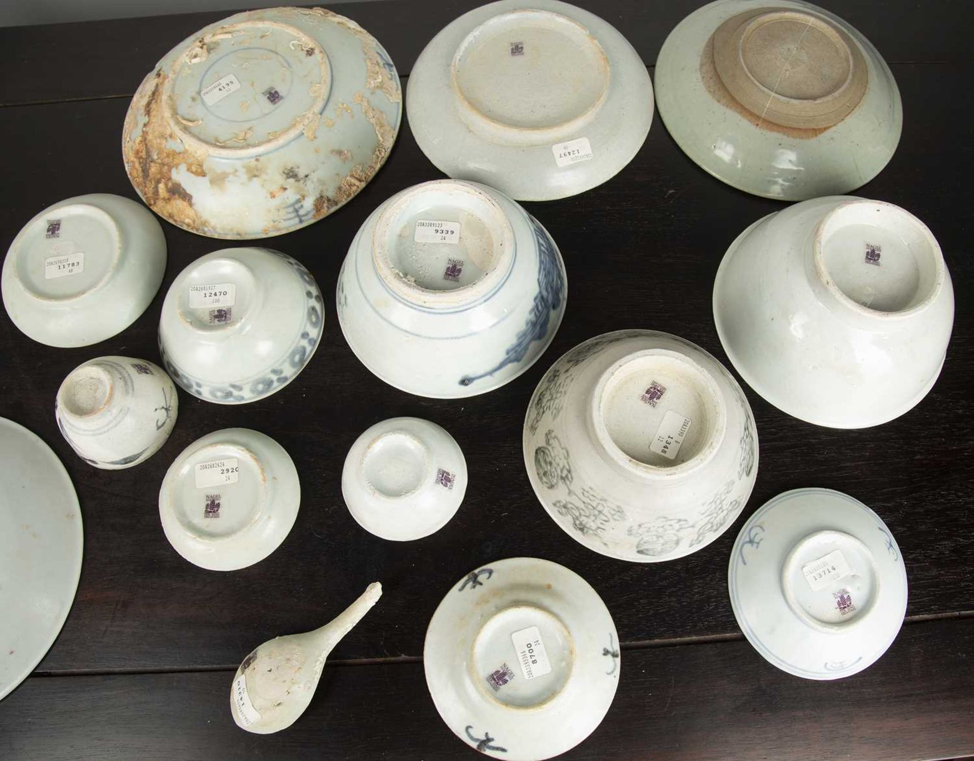 Collection of Tek Sing cargo porcelain Chinese, 19th Century including various bowls, tea bowls, - Bild 4 aus 4